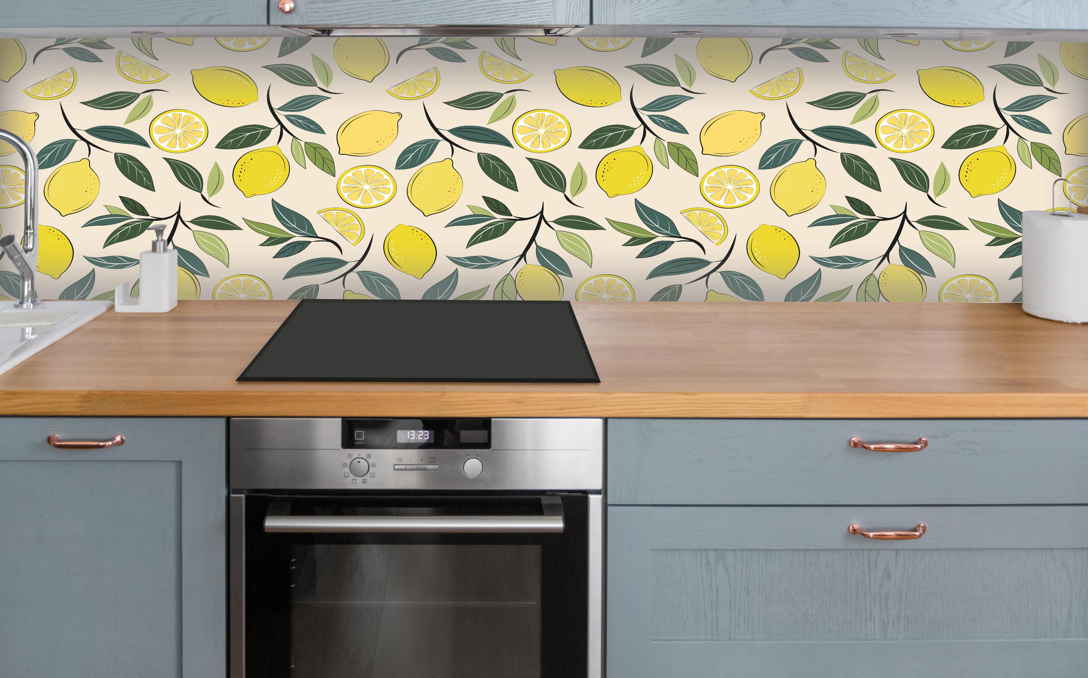 Küche - Sommerliches Zitronen-Design Gelb-Grün über polierter Holzarbeitsplatte mit Cerankochfeld