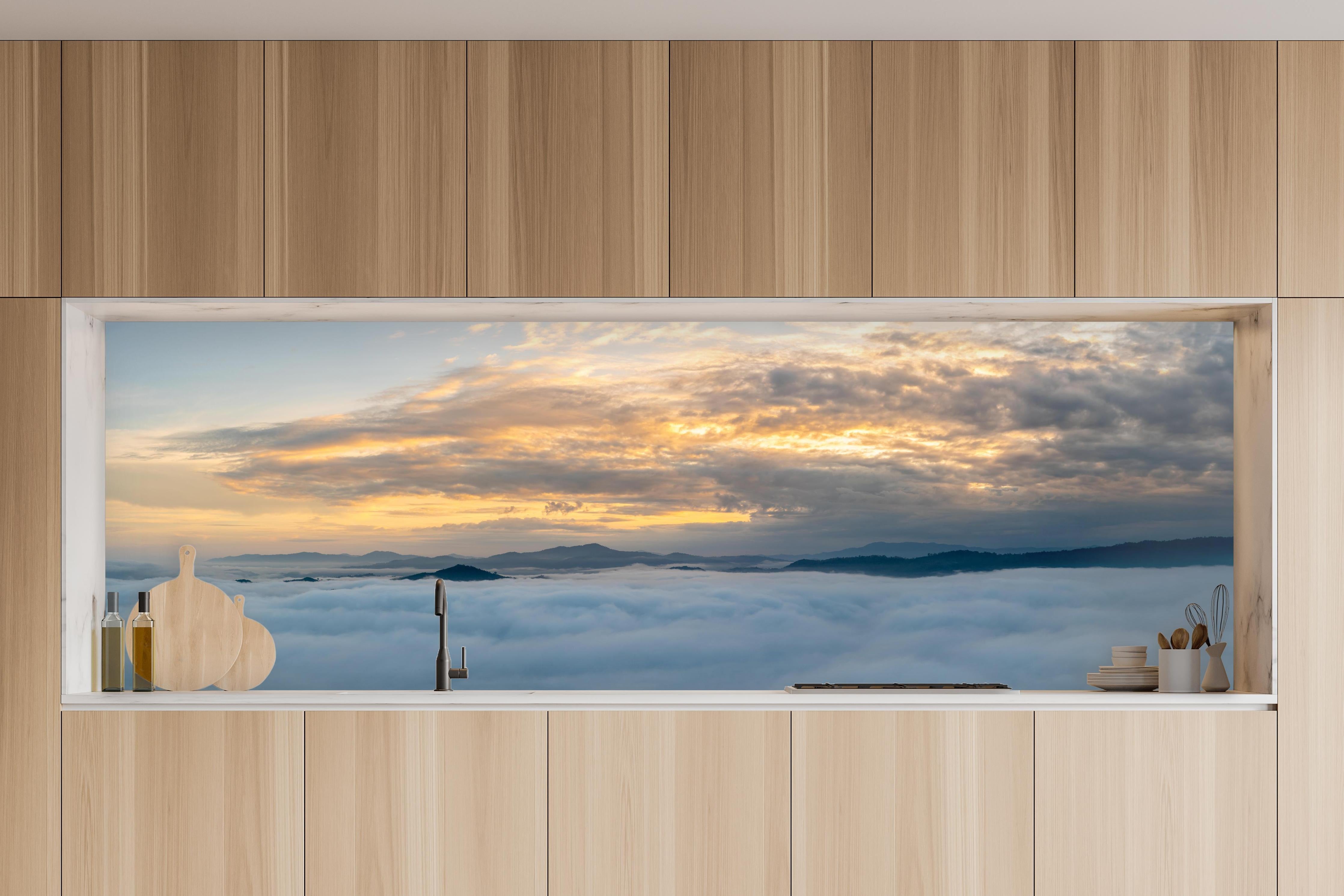 Küche - Sonnenuntergang über Wolkenmeer in charakteristischer Vollholz-Küche mit modernem Gasherd