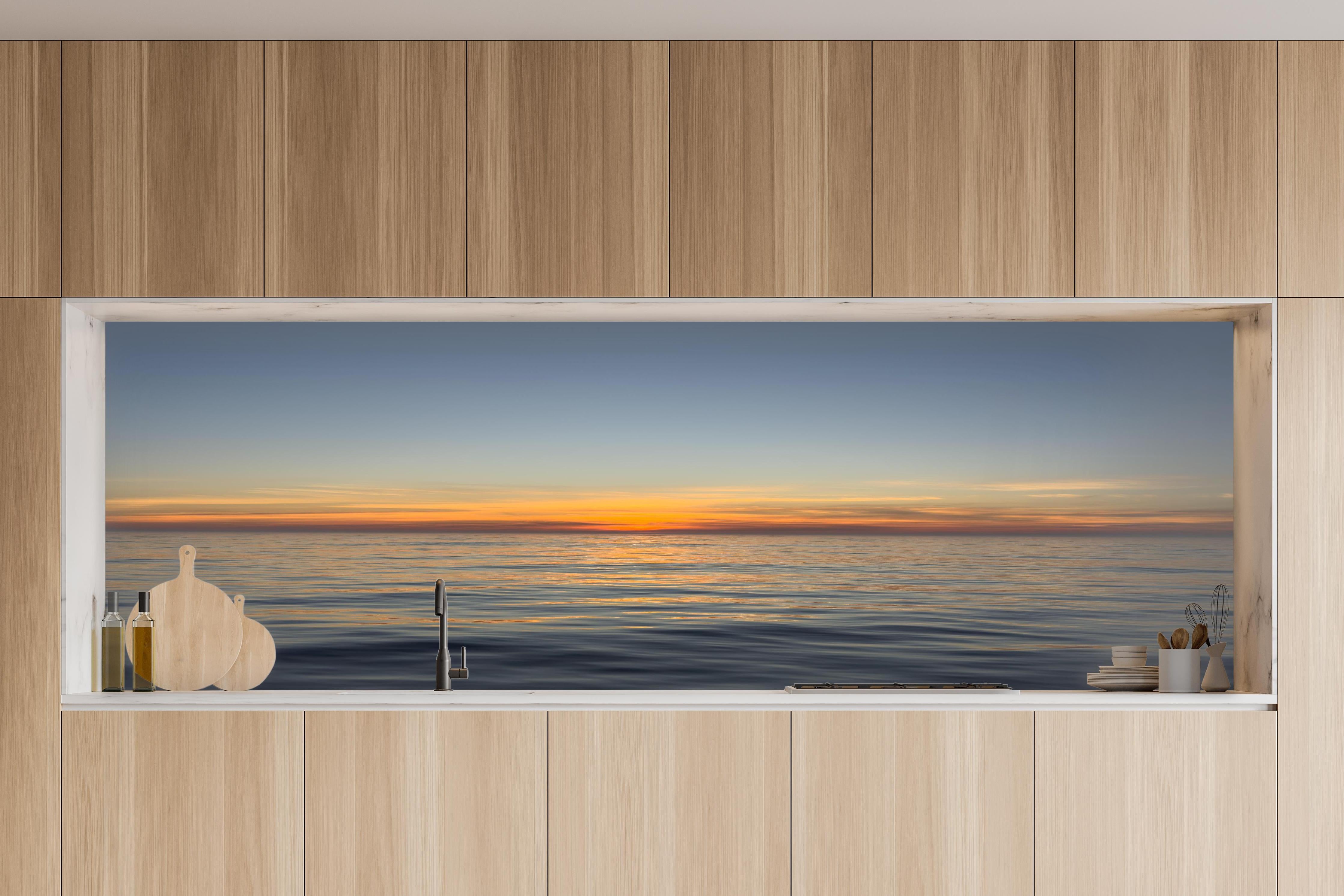 Küche - Sonnenuntergang über ruhigem Meer in charakteristischer Vollholz-Küche mit modernem Gasherd
