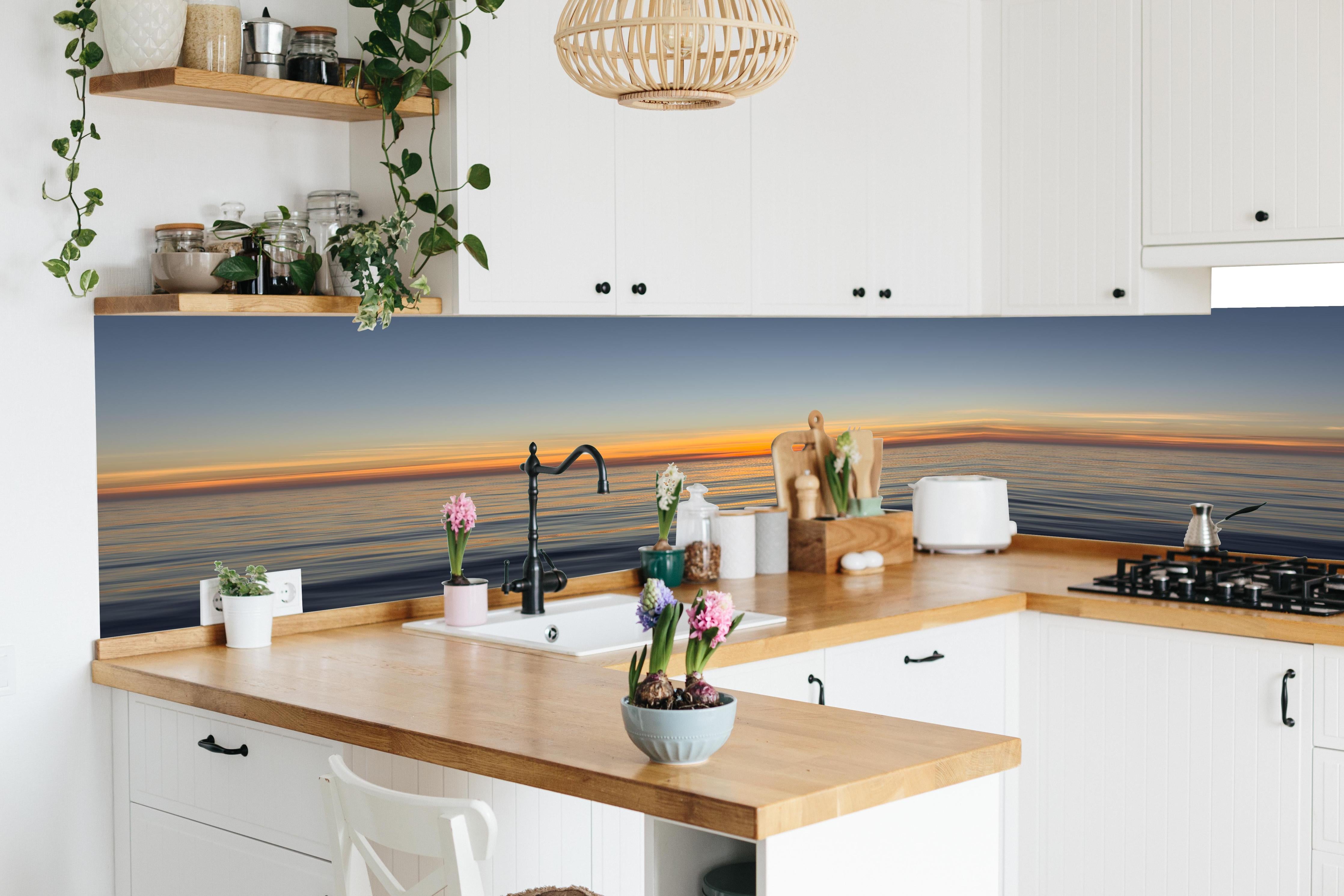 Küche - Sonnenuntergang über ruhigem Meer in lebendiger Küche mit bunten Blumen