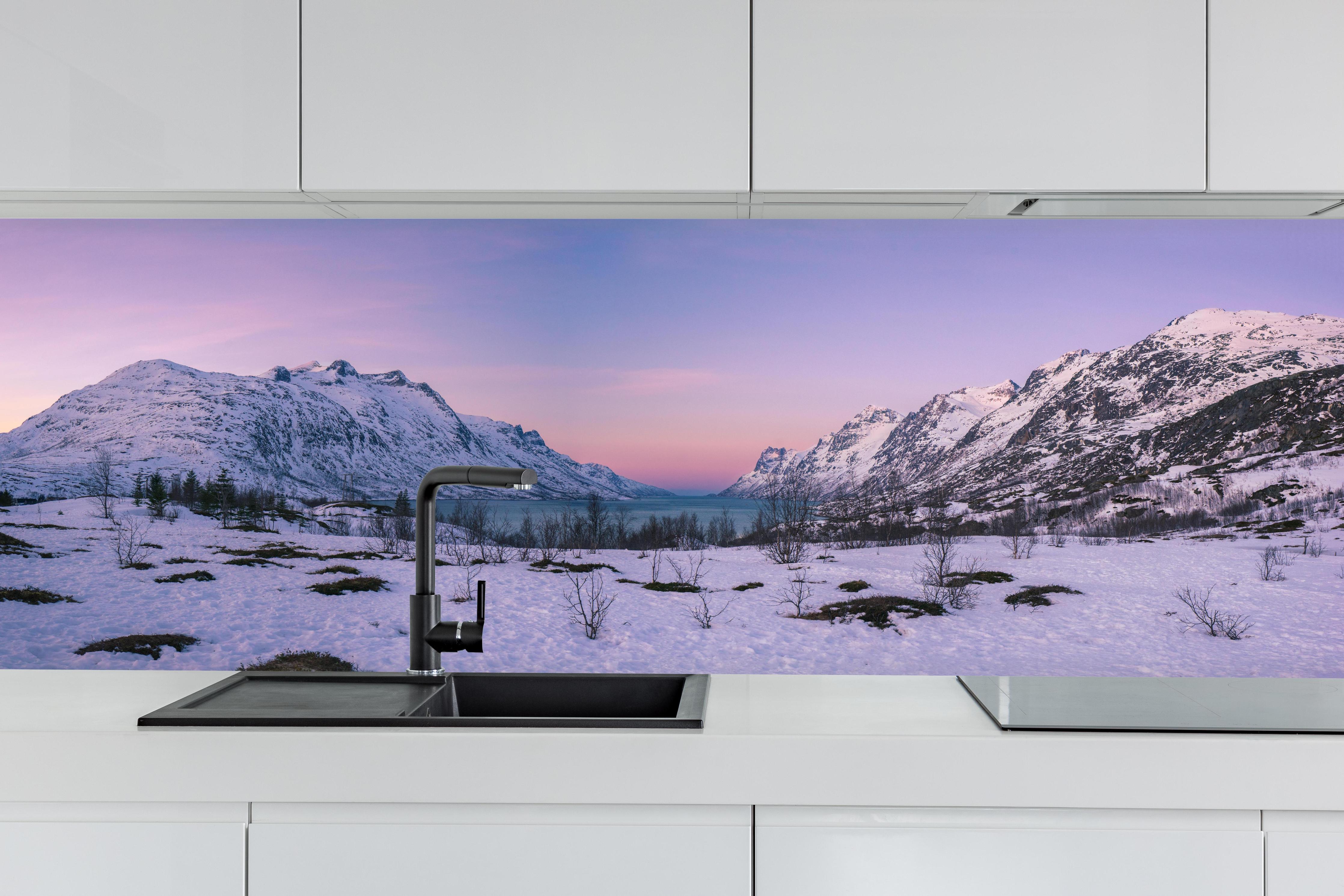 Küche - Sonnenuntergang über verschneiten Bergen hinter weißen Hochglanz-Küchenregalen und schwarzem Wasserhahn