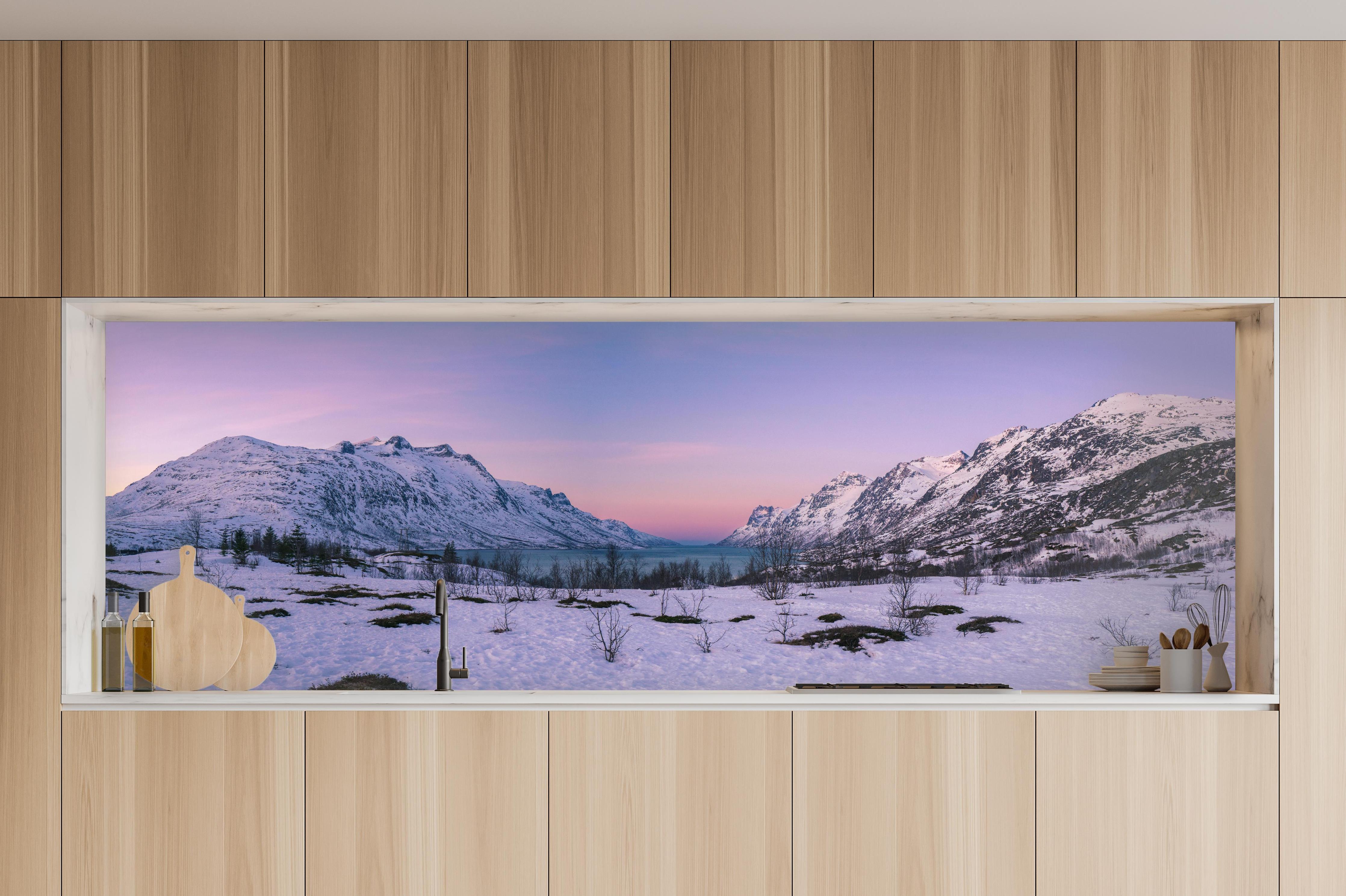 Küche - Sonnenuntergang über verschneiten Bergen in charakteristischer Vollholz-Küche mit modernem Gasherd