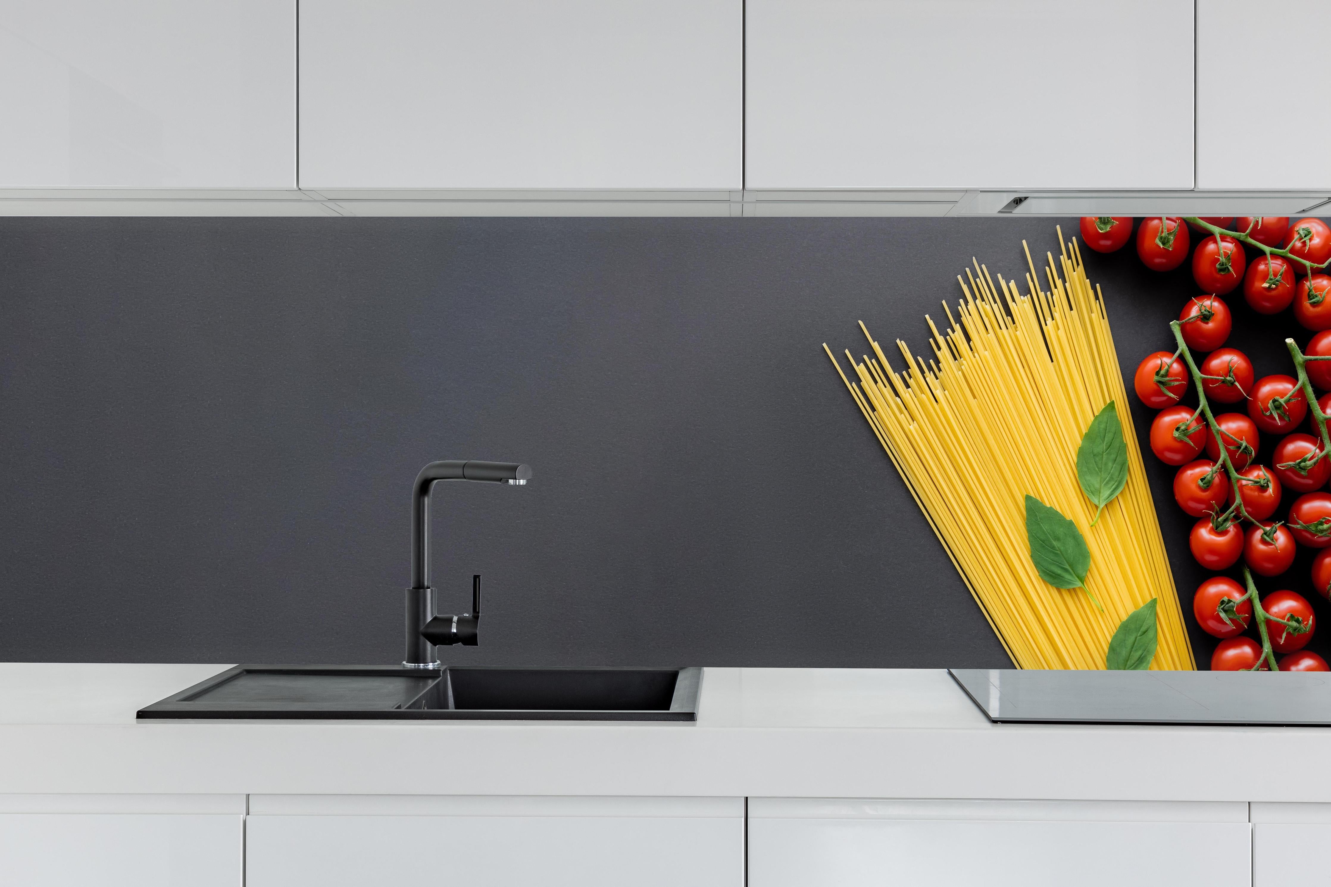 Küche - Spaghetti mit Tomaten & Basilikum hinter weißen Hochglanz-Küchenregalen und schwarzem Wasserhahn