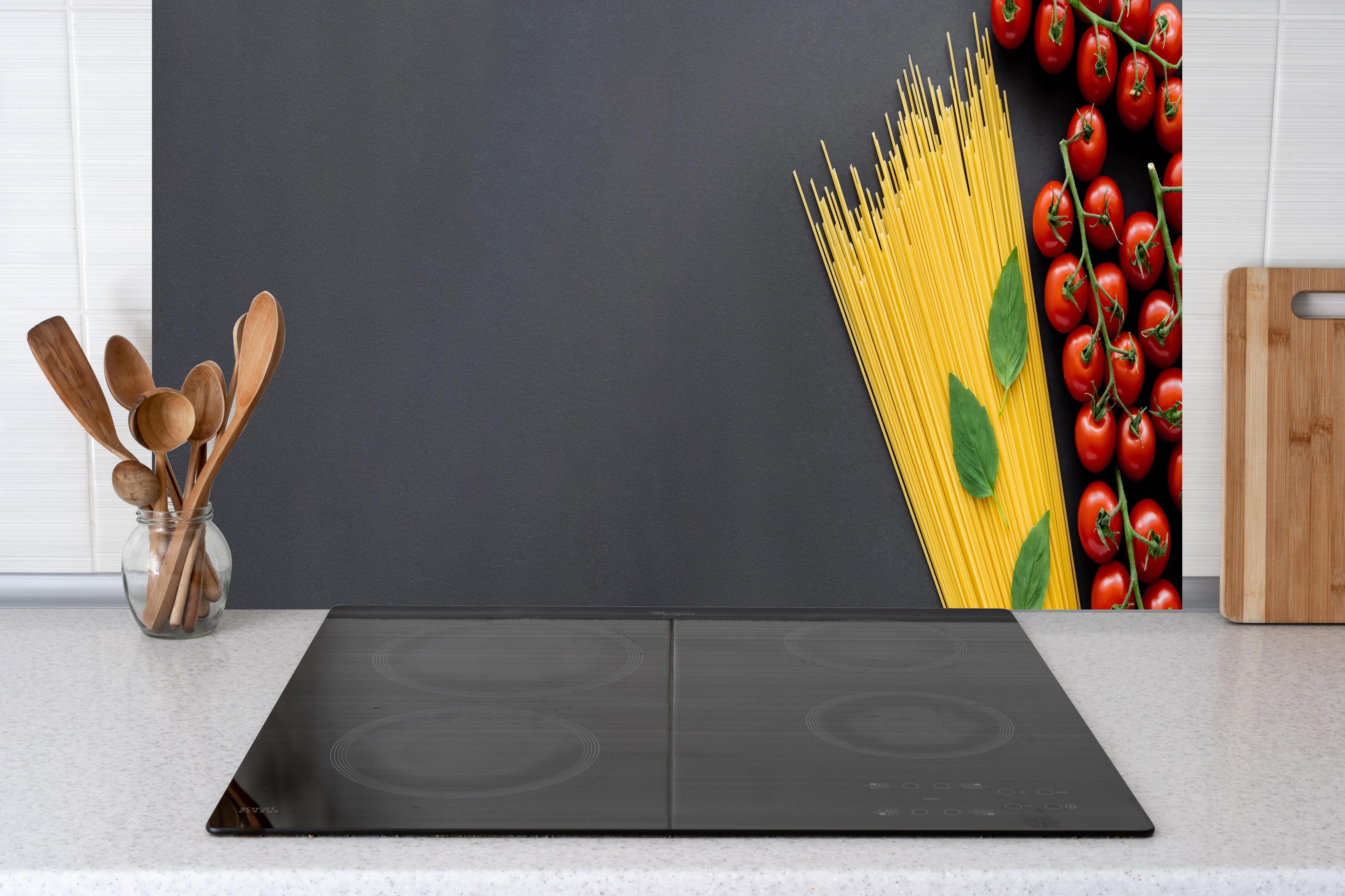 Küche - Spaghetti mit Tomaten & Basilikum hinter Cerankochfeld und Holz-Kochutensilien
