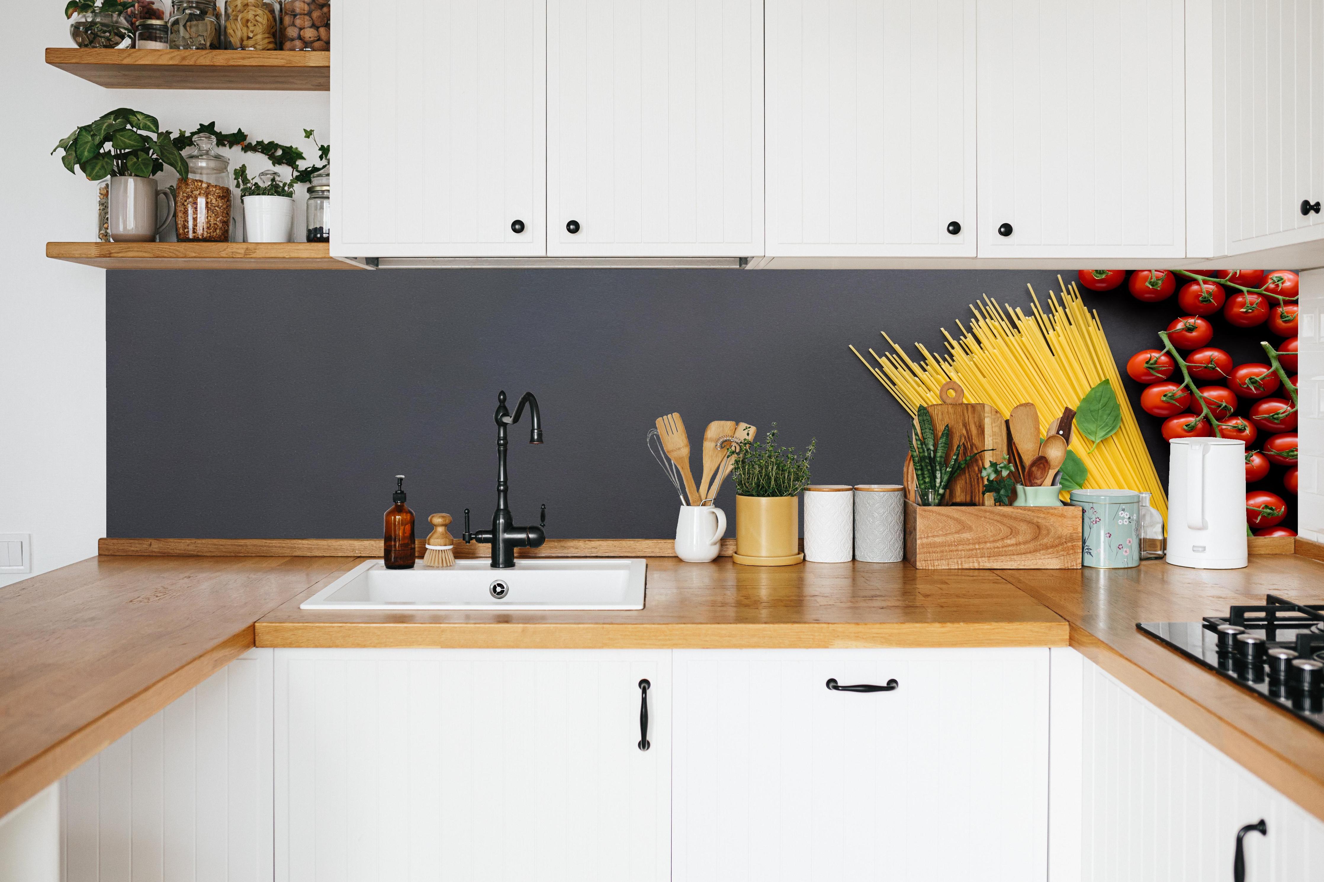 Küche - Spaghetti mit Tomaten & Basilikum in weißer Küche hinter Gewürzen und Kochlöffeln aus Holz