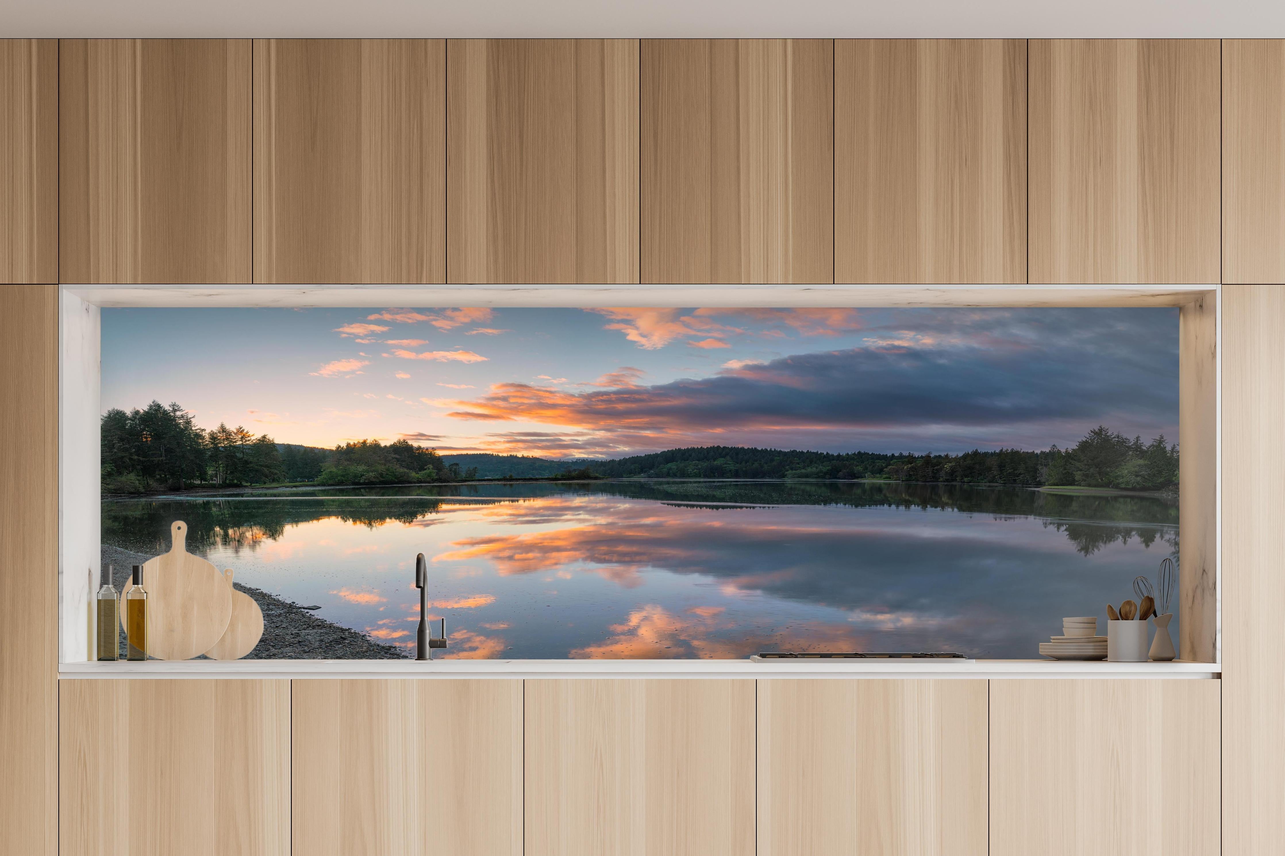 Küche - Spiegelnder See im Sonnenuntergang in charakteristischer Vollholz-Küche mit modernem Gasherd