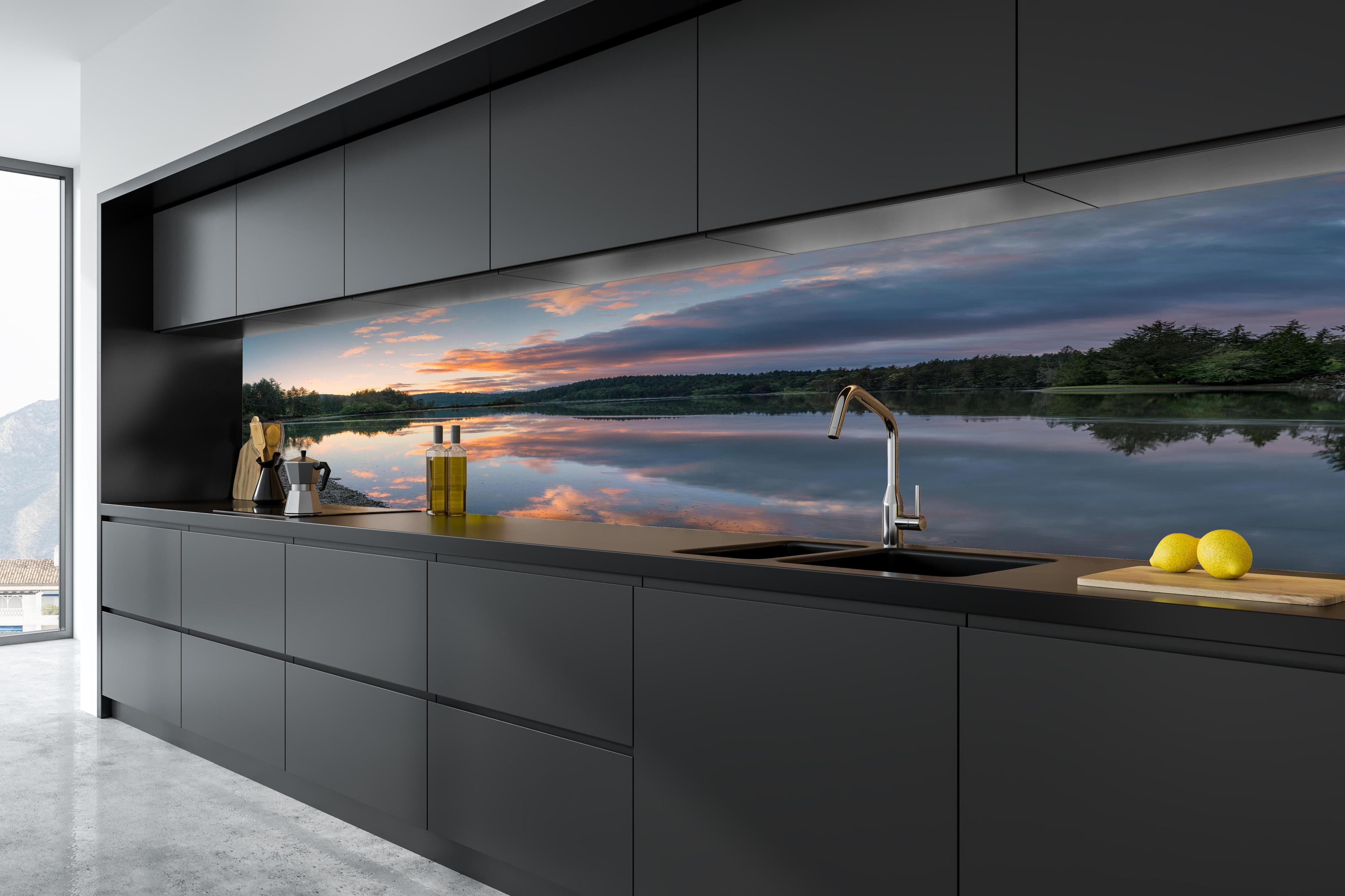 Küche - Spiegelnder See im Sonnenuntergang in tiefschwarzer matt-premium Einbauküche
