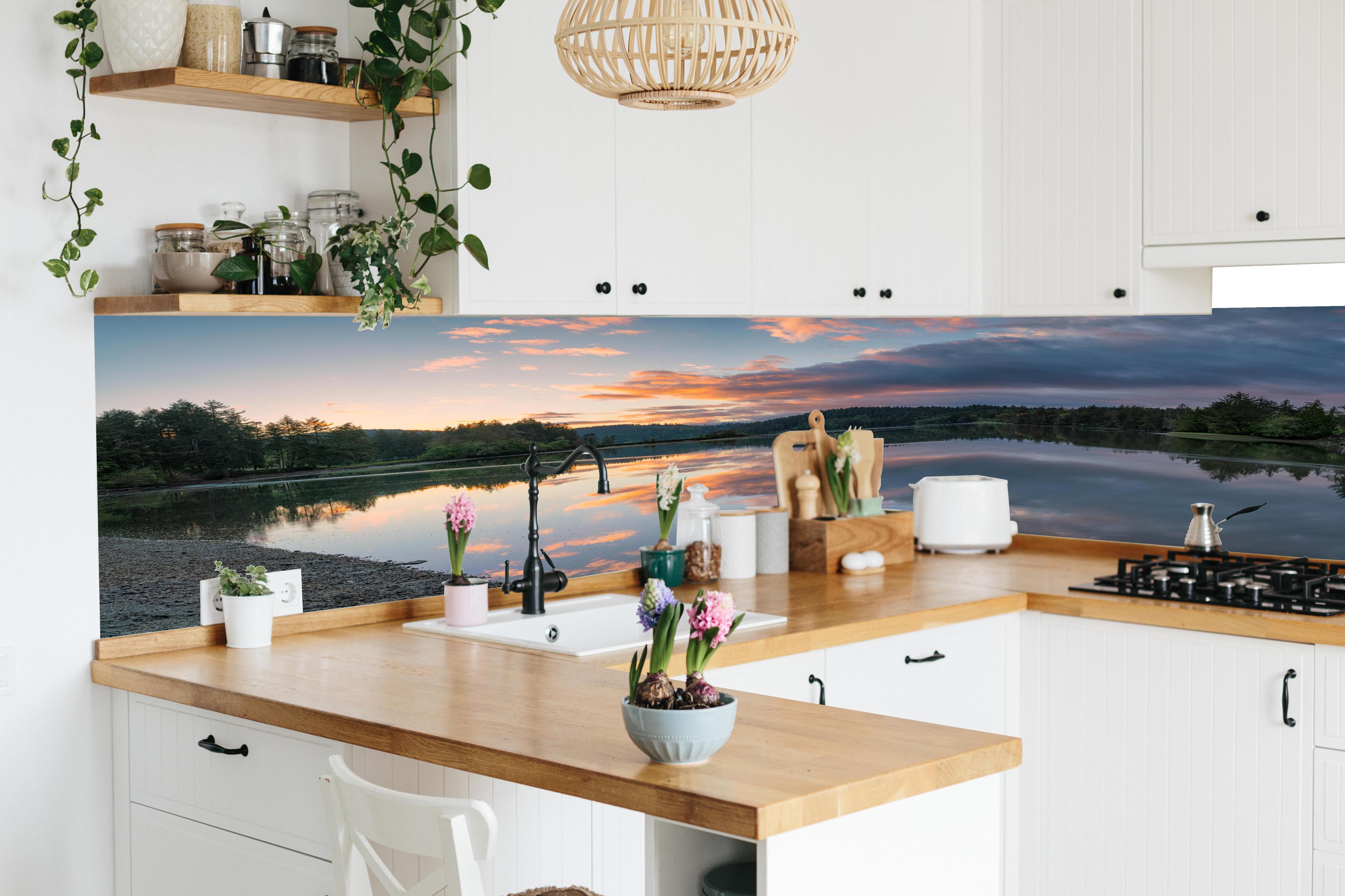 Küche - Spiegelnder See im Sonnenuntergang in lebendiger Küche mit bunten Blumen