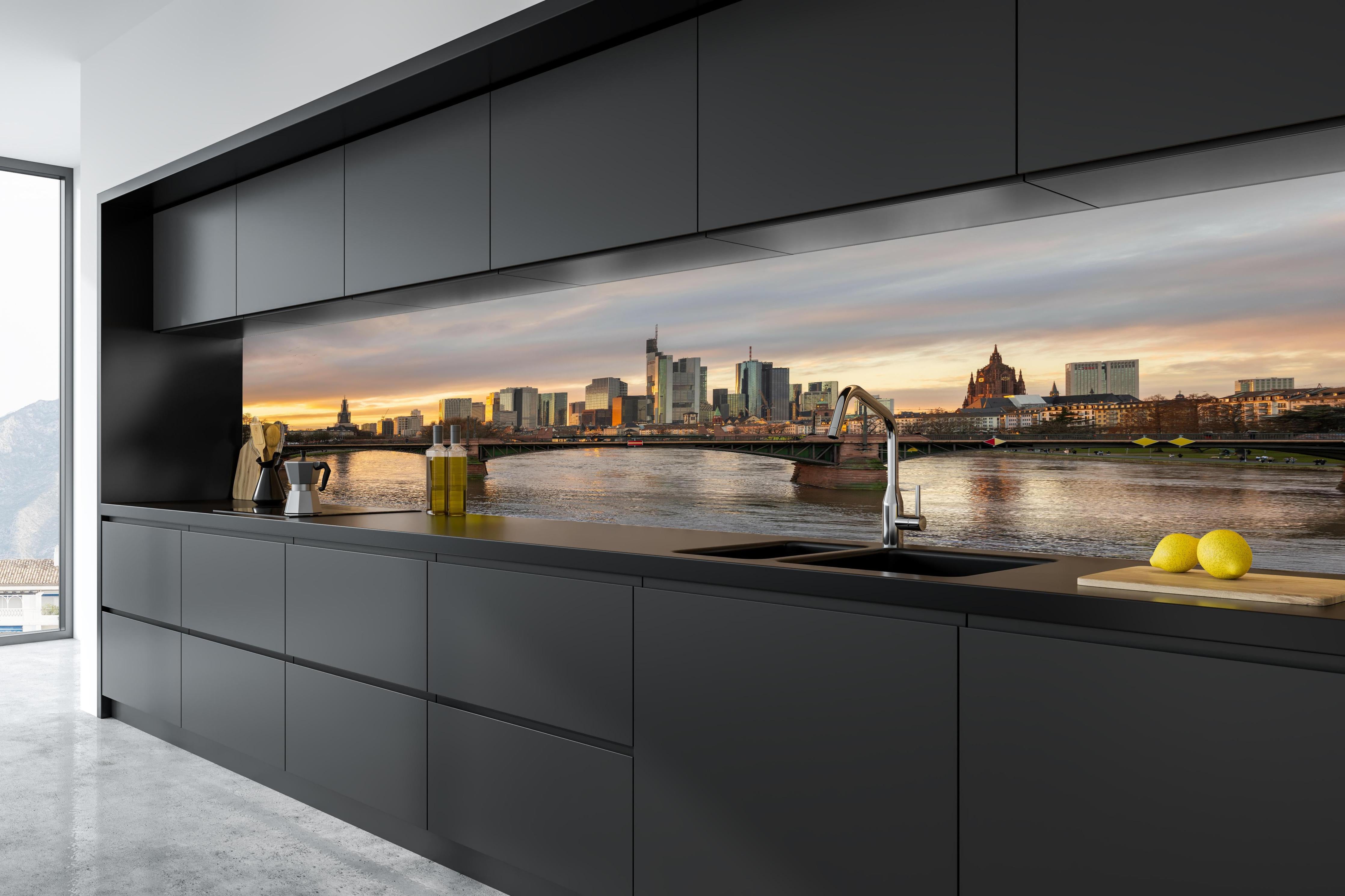 Küche - Stadt-Skyline im Abendlicht in tiefschwarzer matt-premium Einbauküche