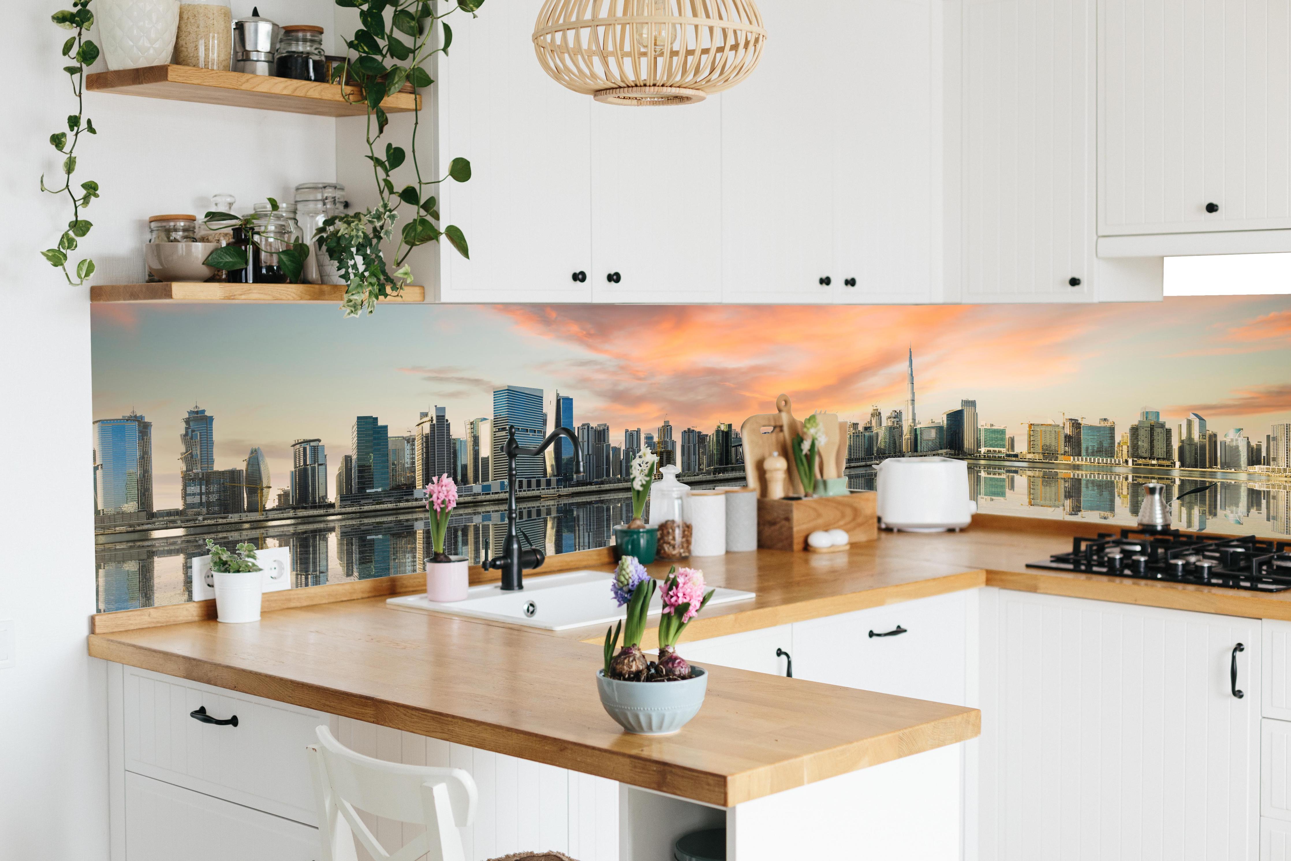 Küche - Stadt-Skyline im Abendrot in lebendiger Küche mit bunten Blumen