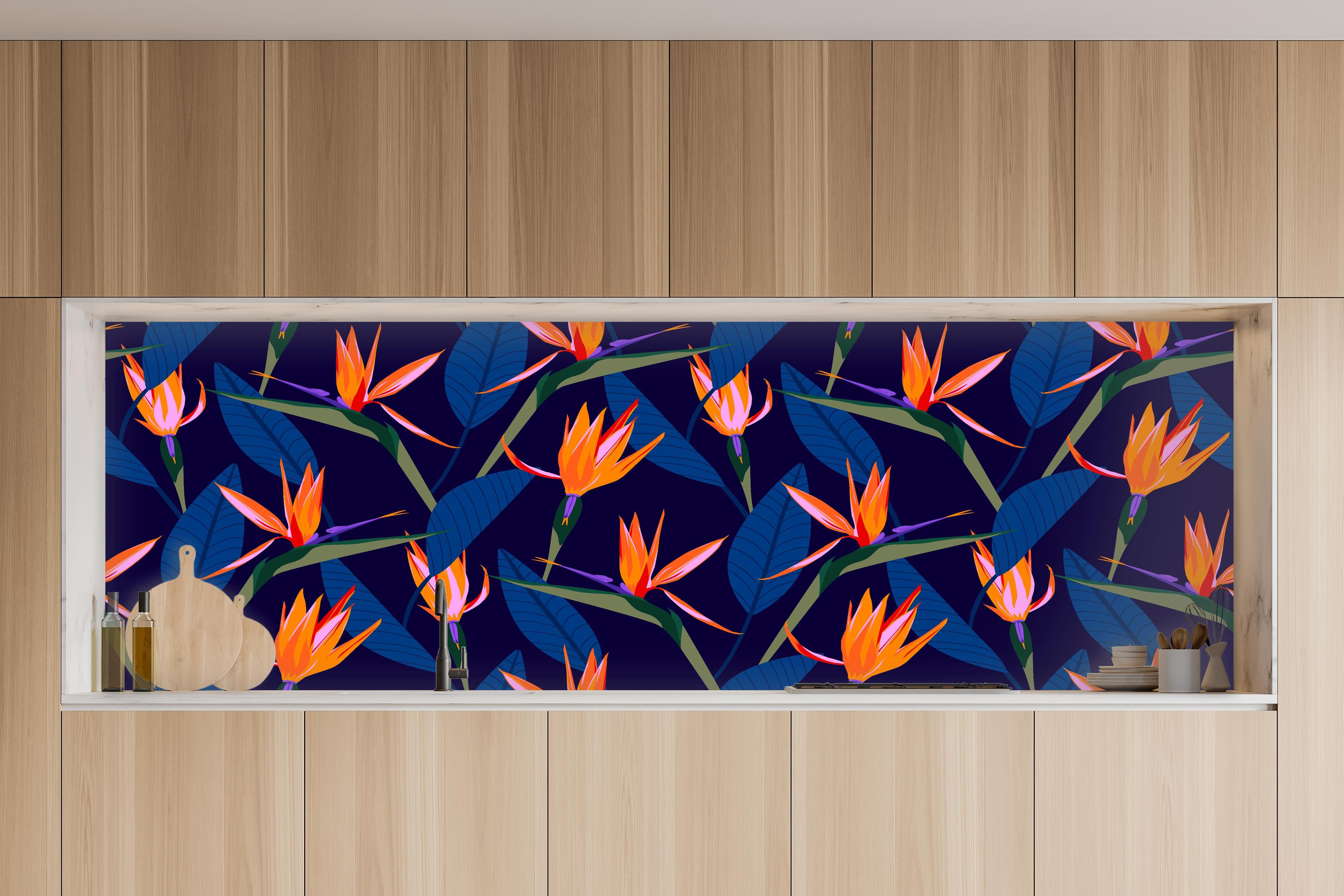 Küche - Strelitzia Nacht – Tropische Blumen in charakteristischer Vollholz-Küche mit modernem Gasherd