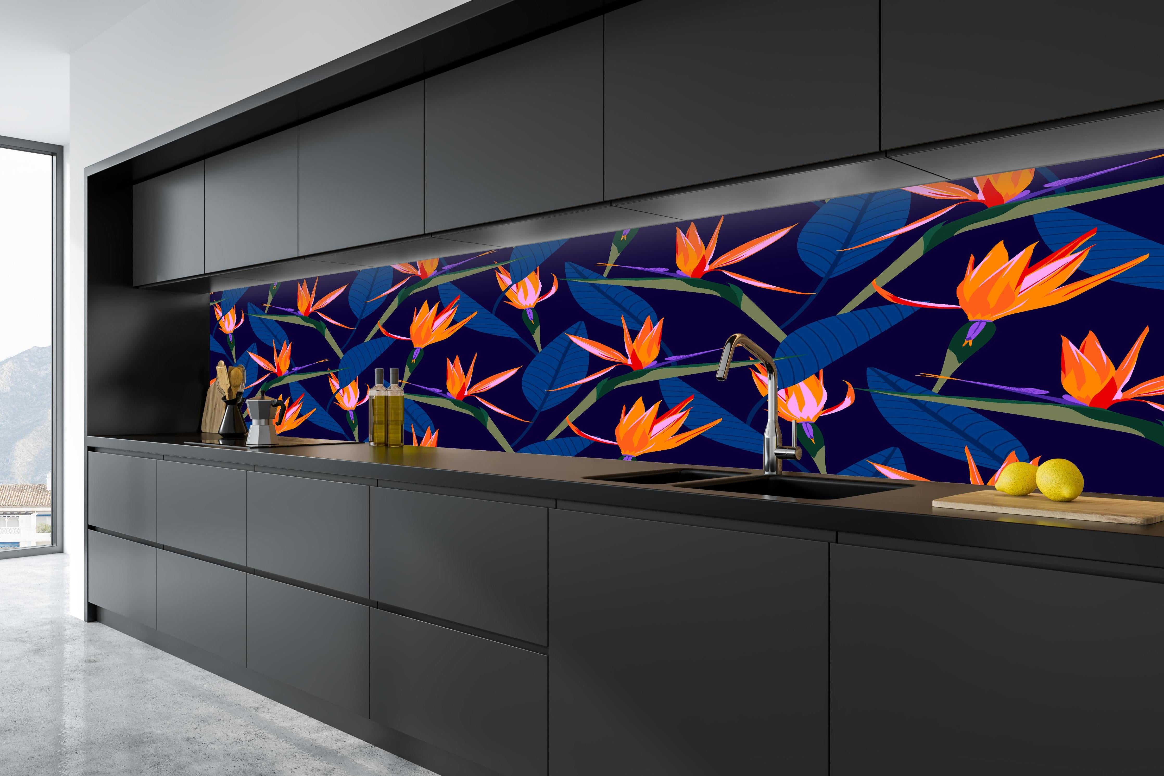 Küche - Strelitzia Nacht – Tropische Blumen in tiefschwarzer matt-premium Einbauküche