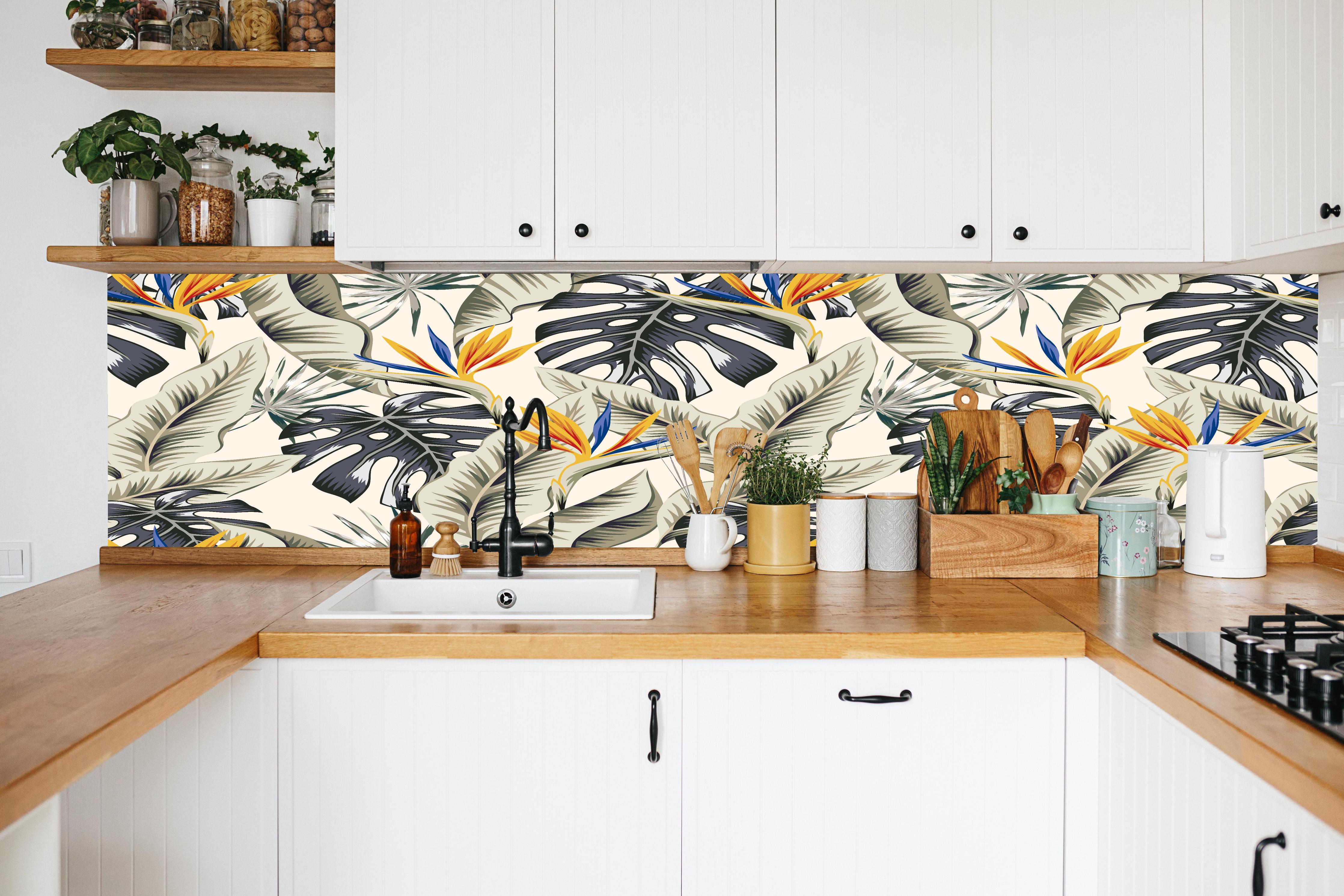 Küche - Strelitzia Tropenblätter Beige-Orange in weißer Küche hinter Gewürzen und Kochlöffeln aus Holz