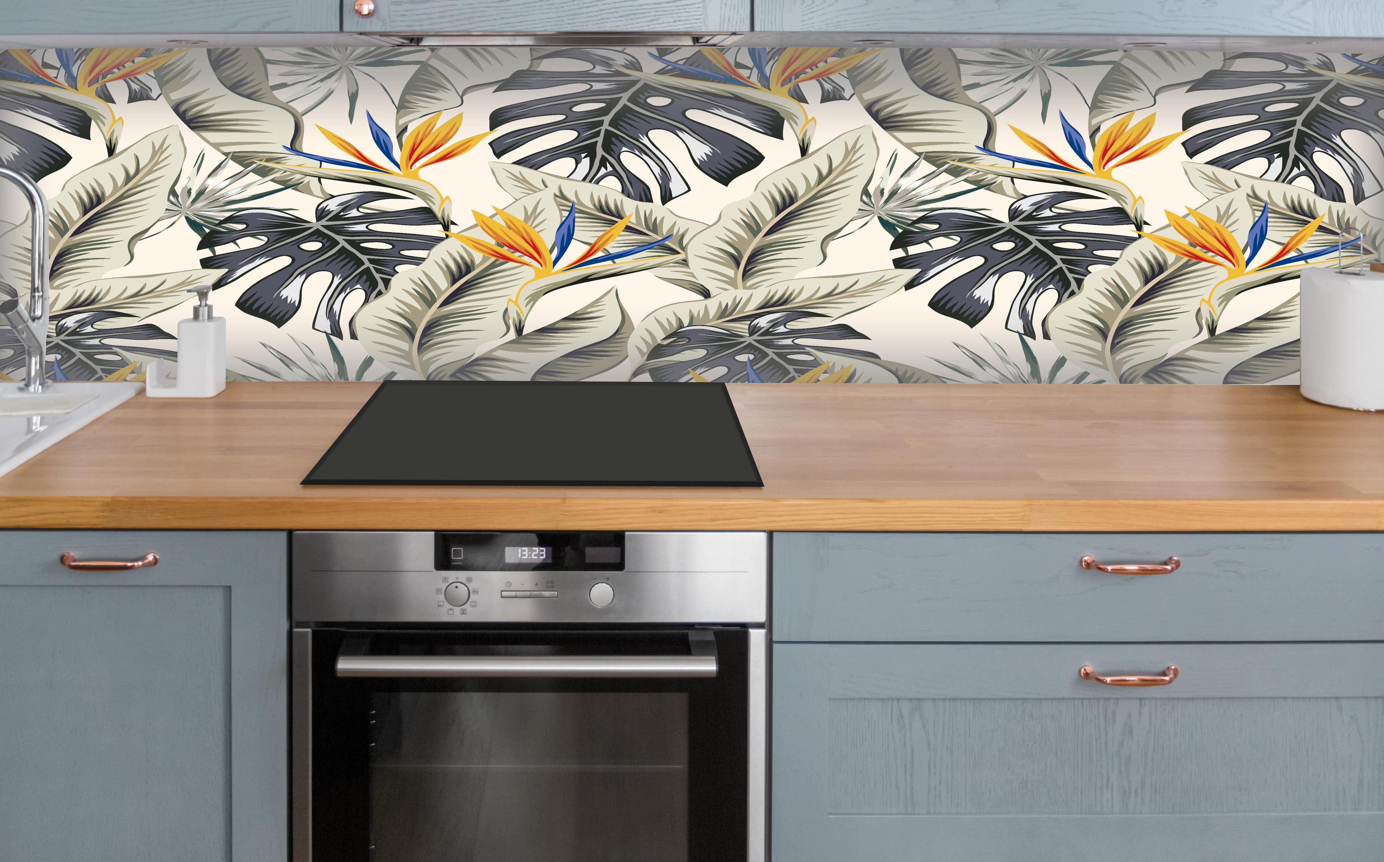 Küche - Strelitzia Tropenblätter Beige-Orange über polierter Holzarbeitsplatte mit Cerankochfeld