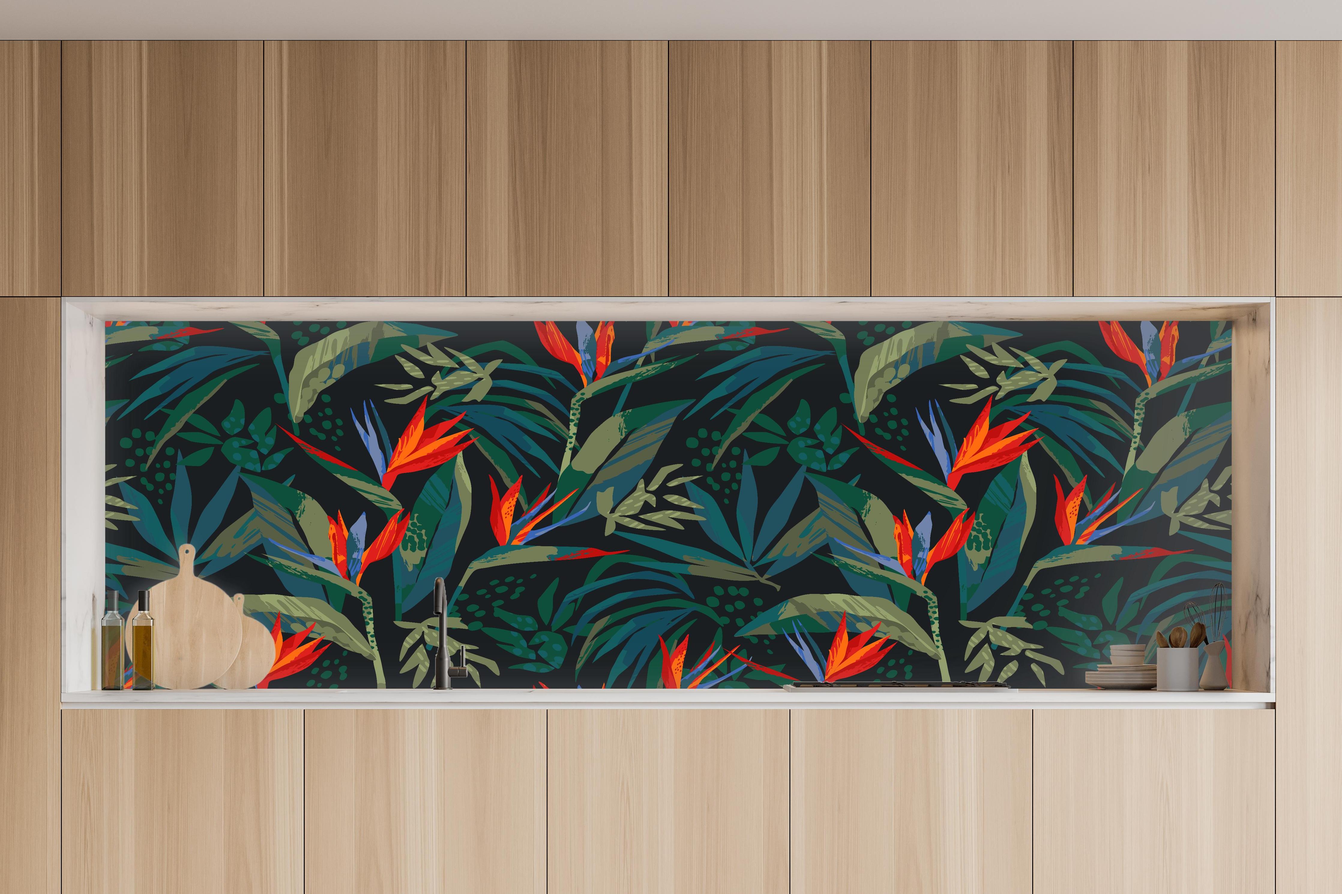 Küche - Strelitzia Tropenwald-Motiv in charakteristischer Vollholz-Küche mit modernem Gasherd