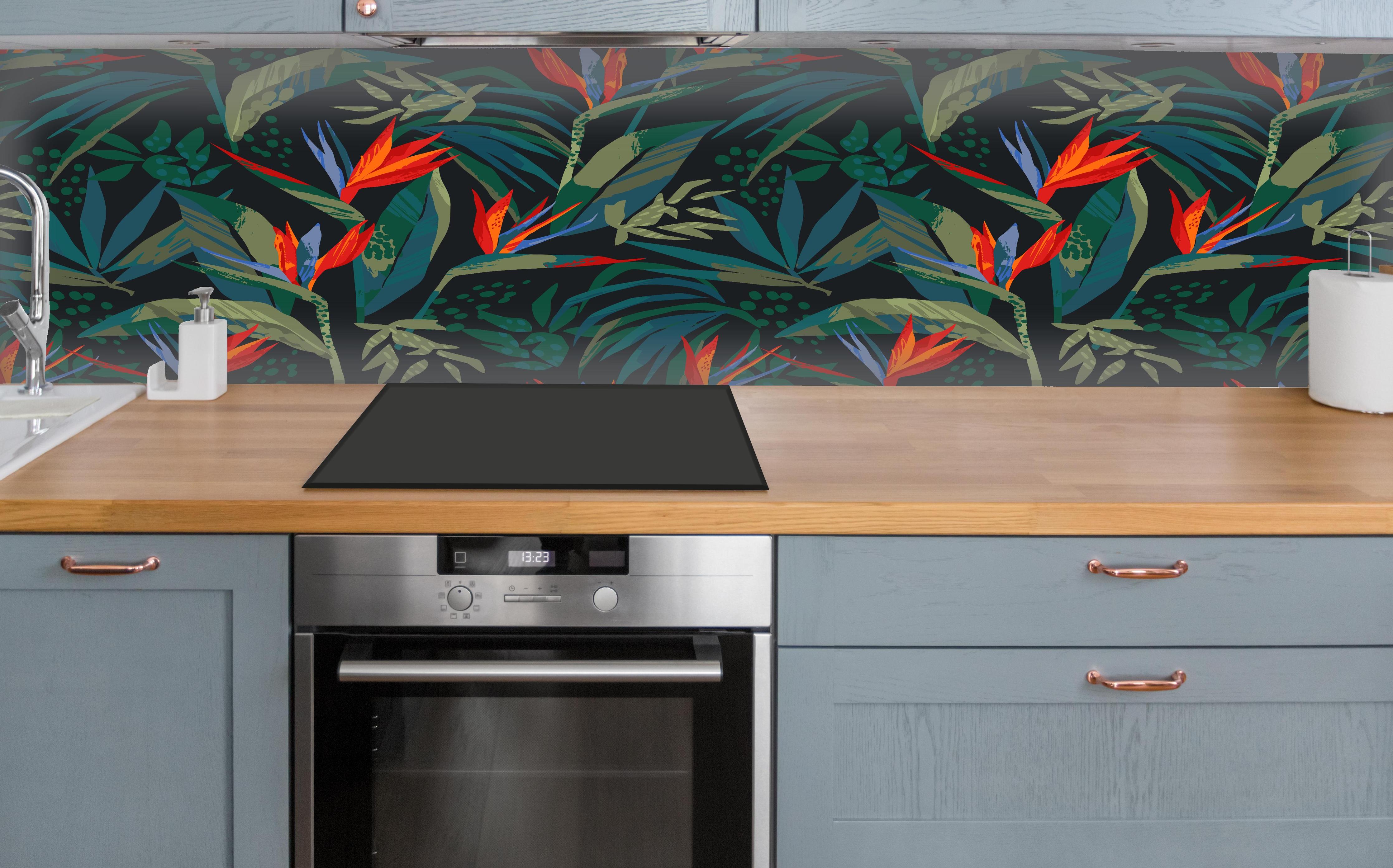 Küche - Strelitzia Tropenwald-Motiv über polierter Holzarbeitsplatte mit Cerankochfeld