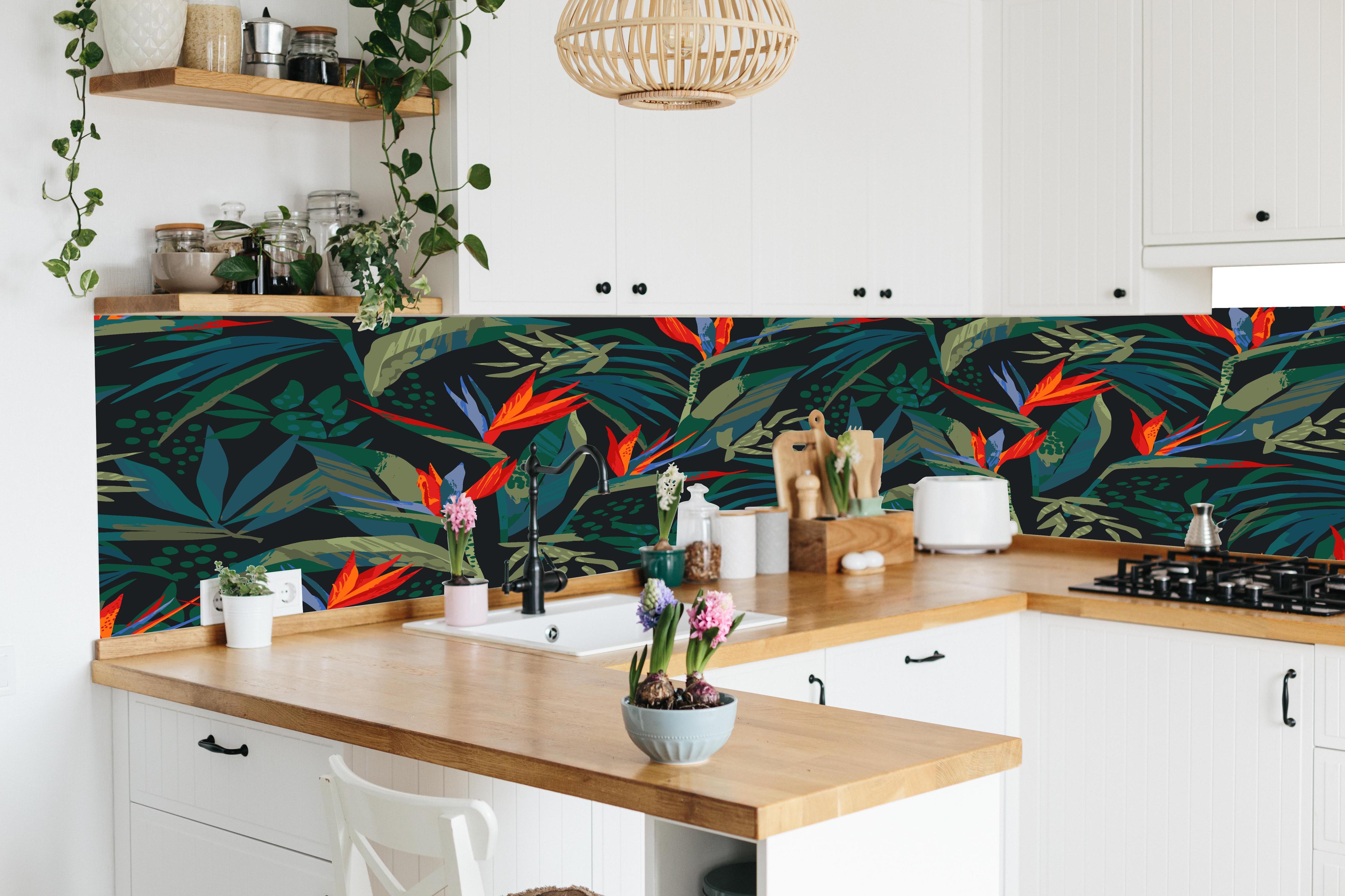 Küche - Strelitzia Tropenwald-Motiv in lebendiger Küche mit bunten Blumen