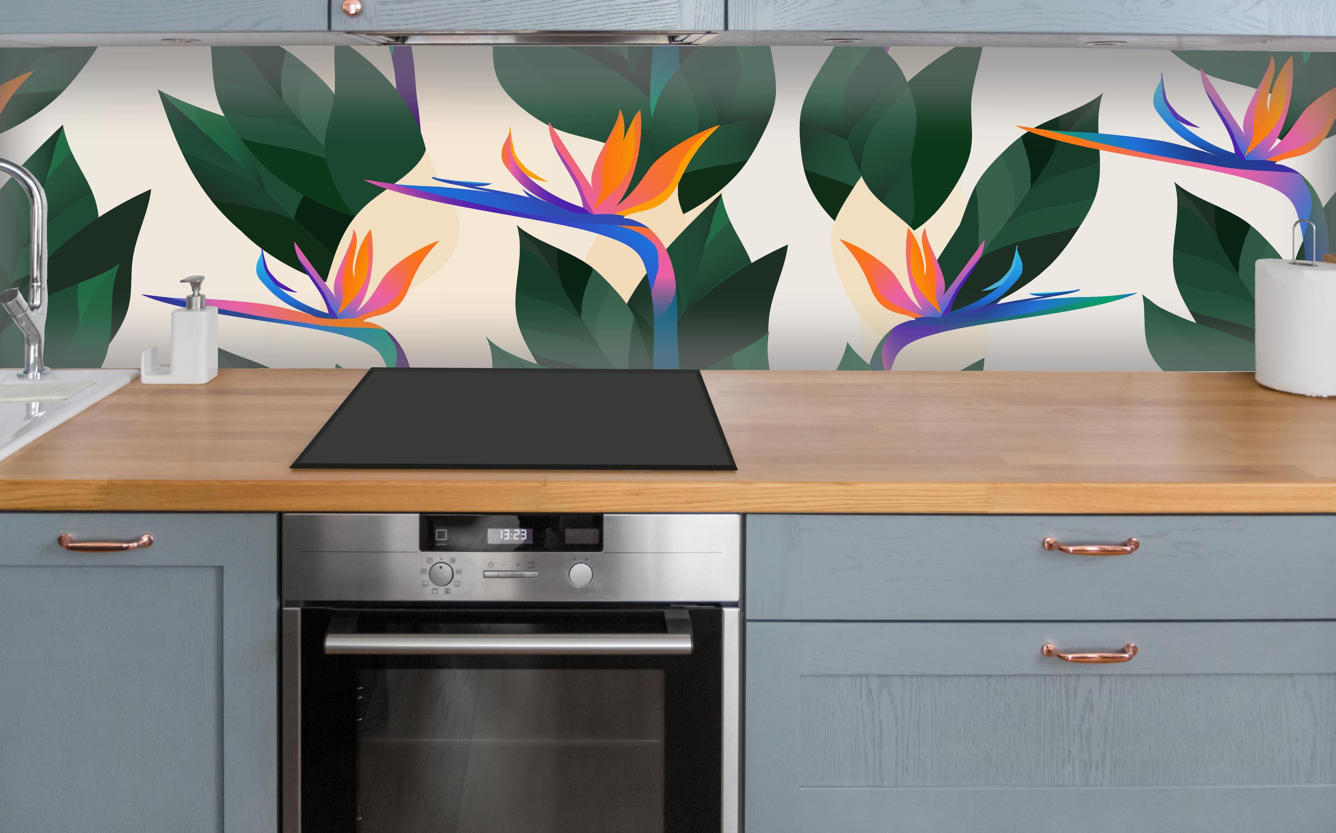 Küche - Strelitzia Tropic Blumenmuster über polierter Holzarbeitsplatte mit Cerankochfeld