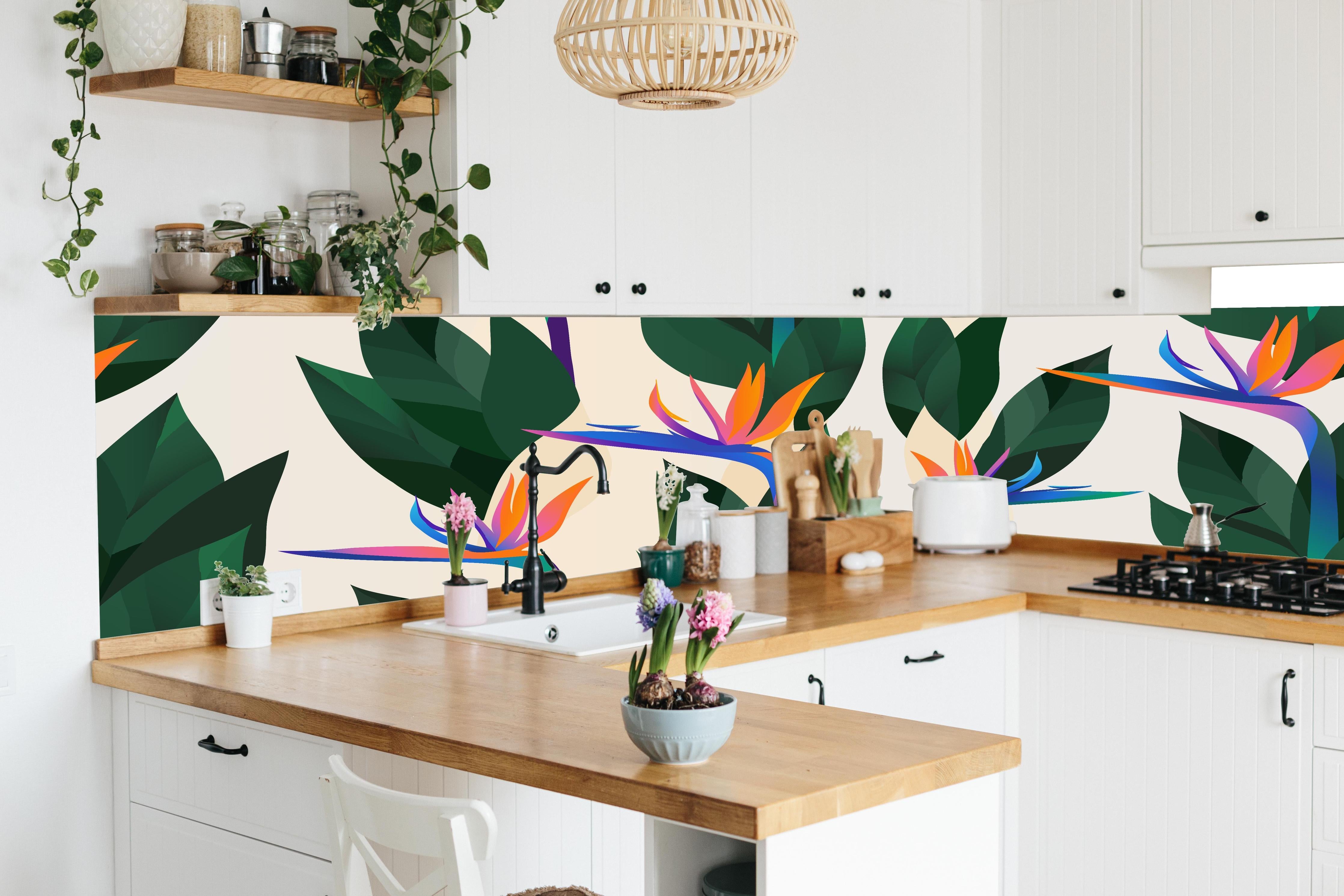 Küche - Strelitzia Tropic Blumenmuster in lebendiger Küche mit bunten Blumen