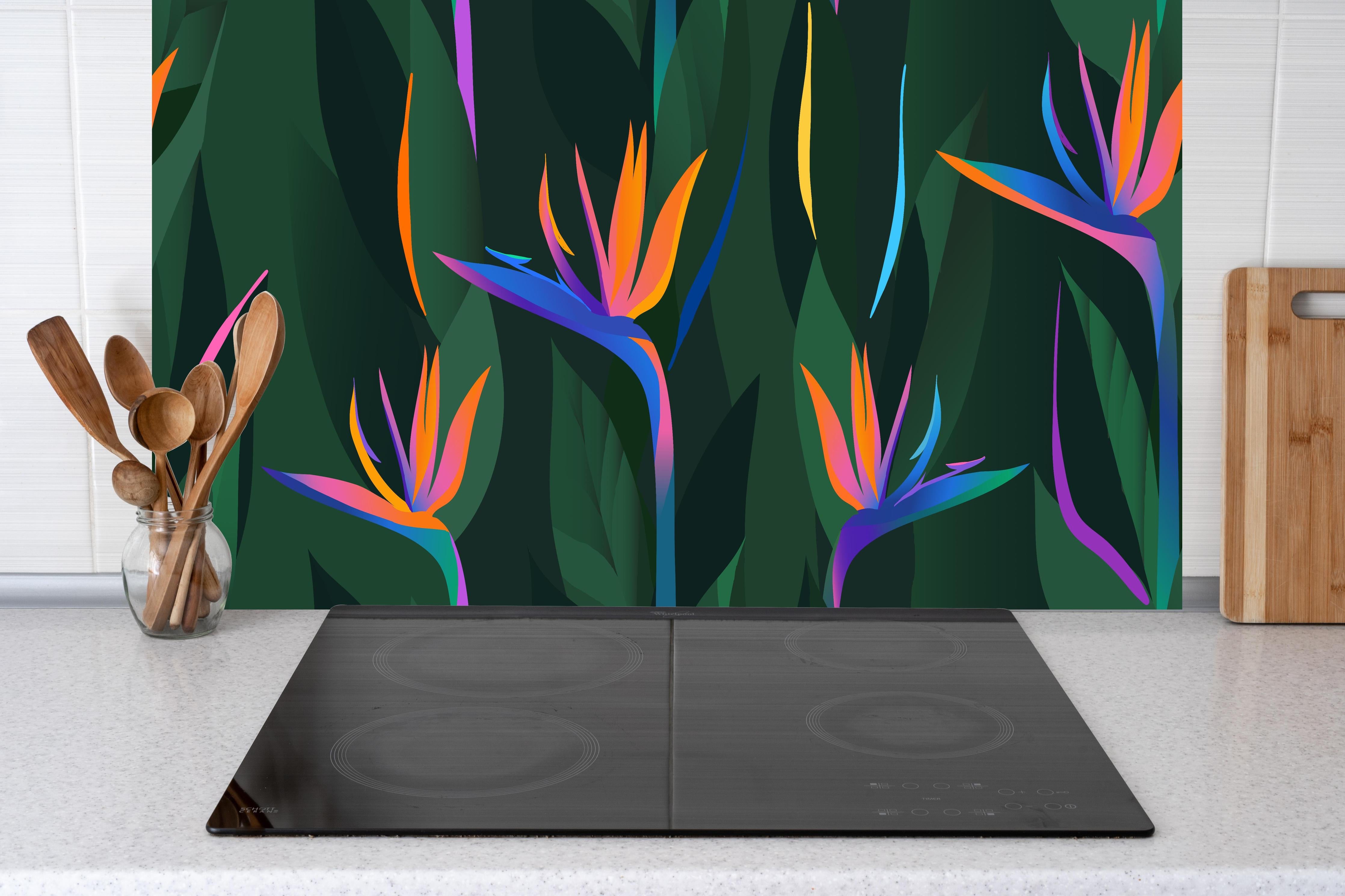 Küche - Strelitzia Tropic Grün-Orange hinter Cerankochfeld und Holz-Kochutensilien