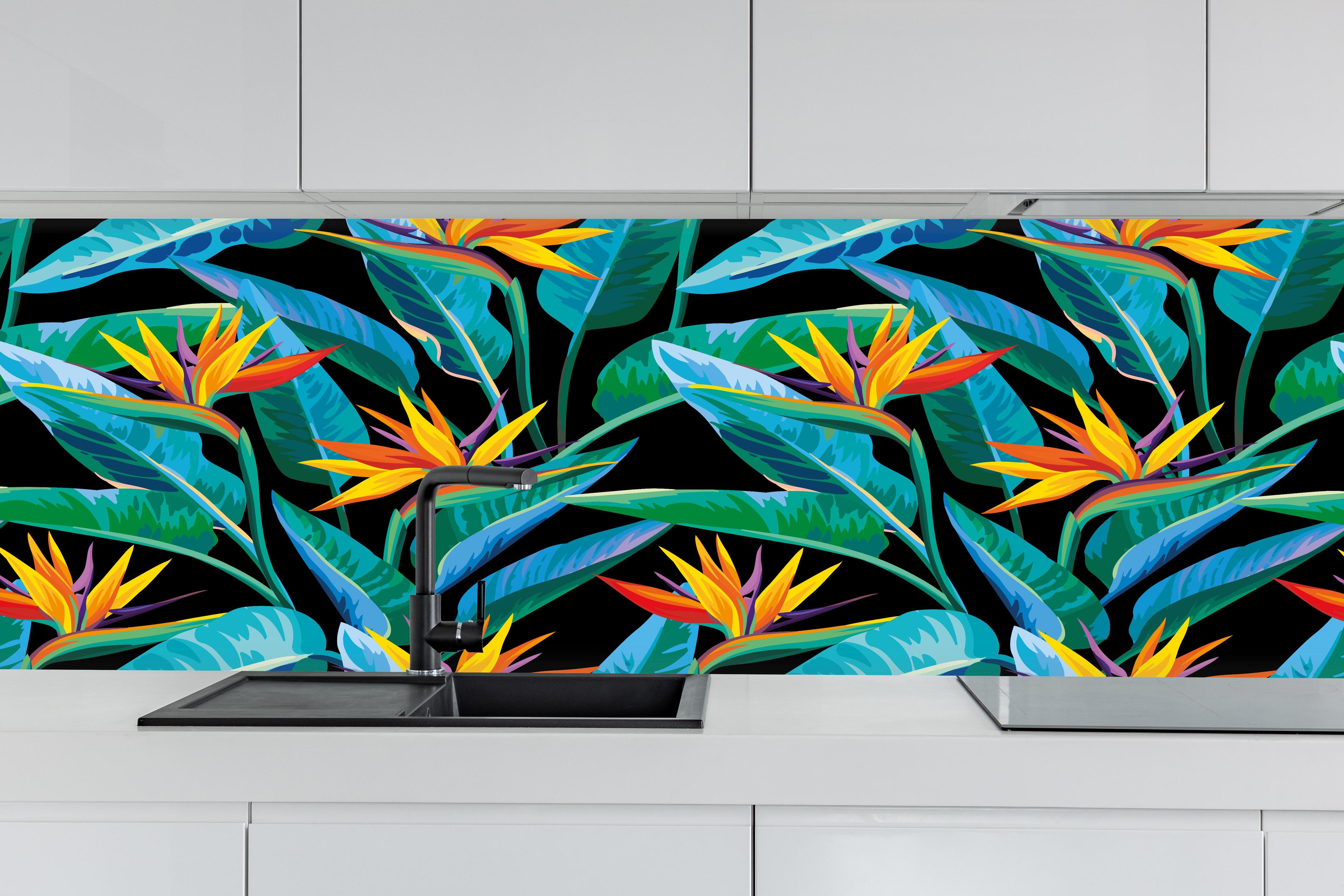 Küche - Strelitzia Tropic Schwarz-Exotik hinter weißen Hochglanz-Küchenregalen und schwarzem Wasserhahn