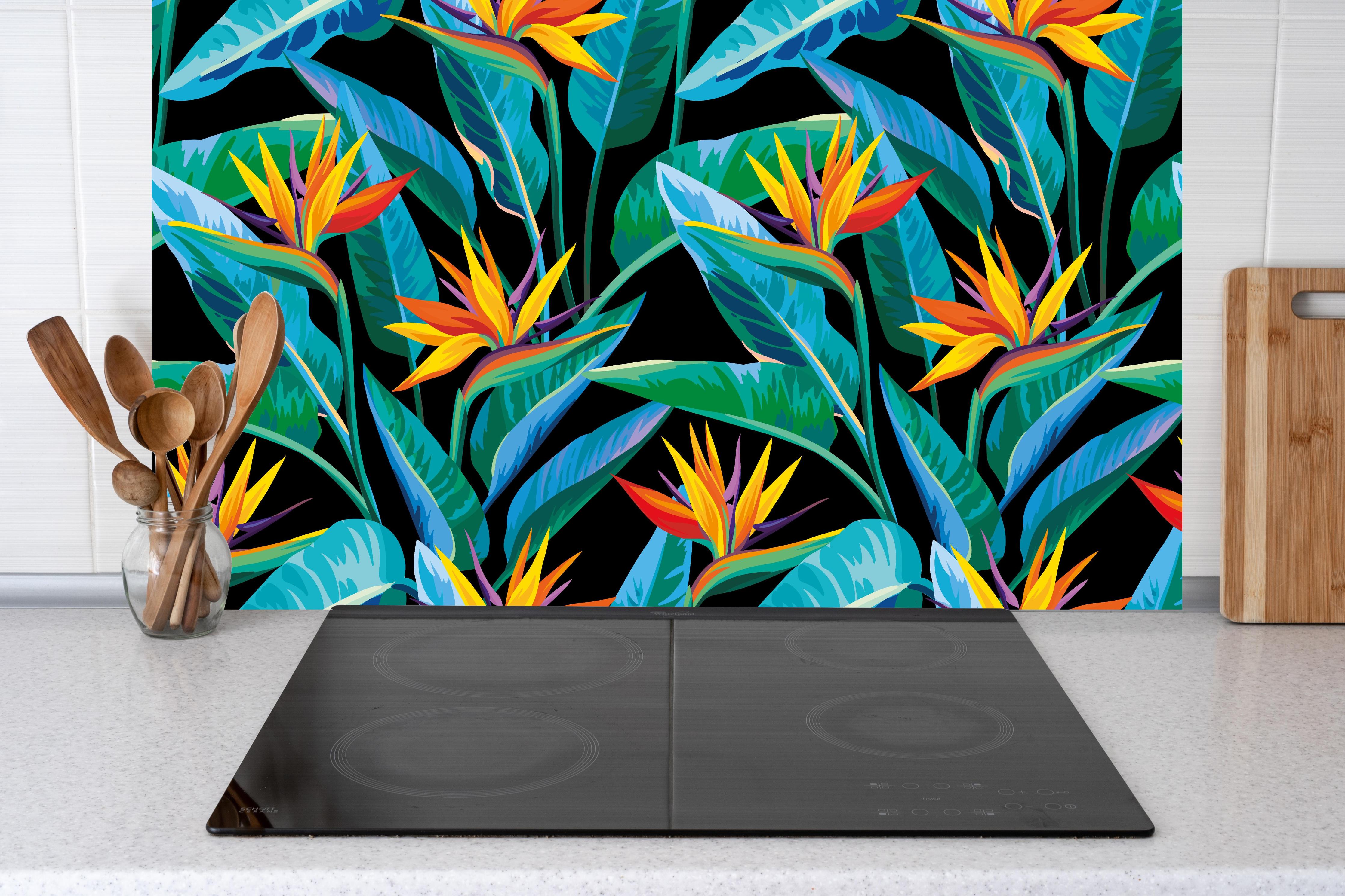Küche - Strelitzia Tropic Schwarz-Exotik hinter Cerankochfeld und Holz-Kochutensilien