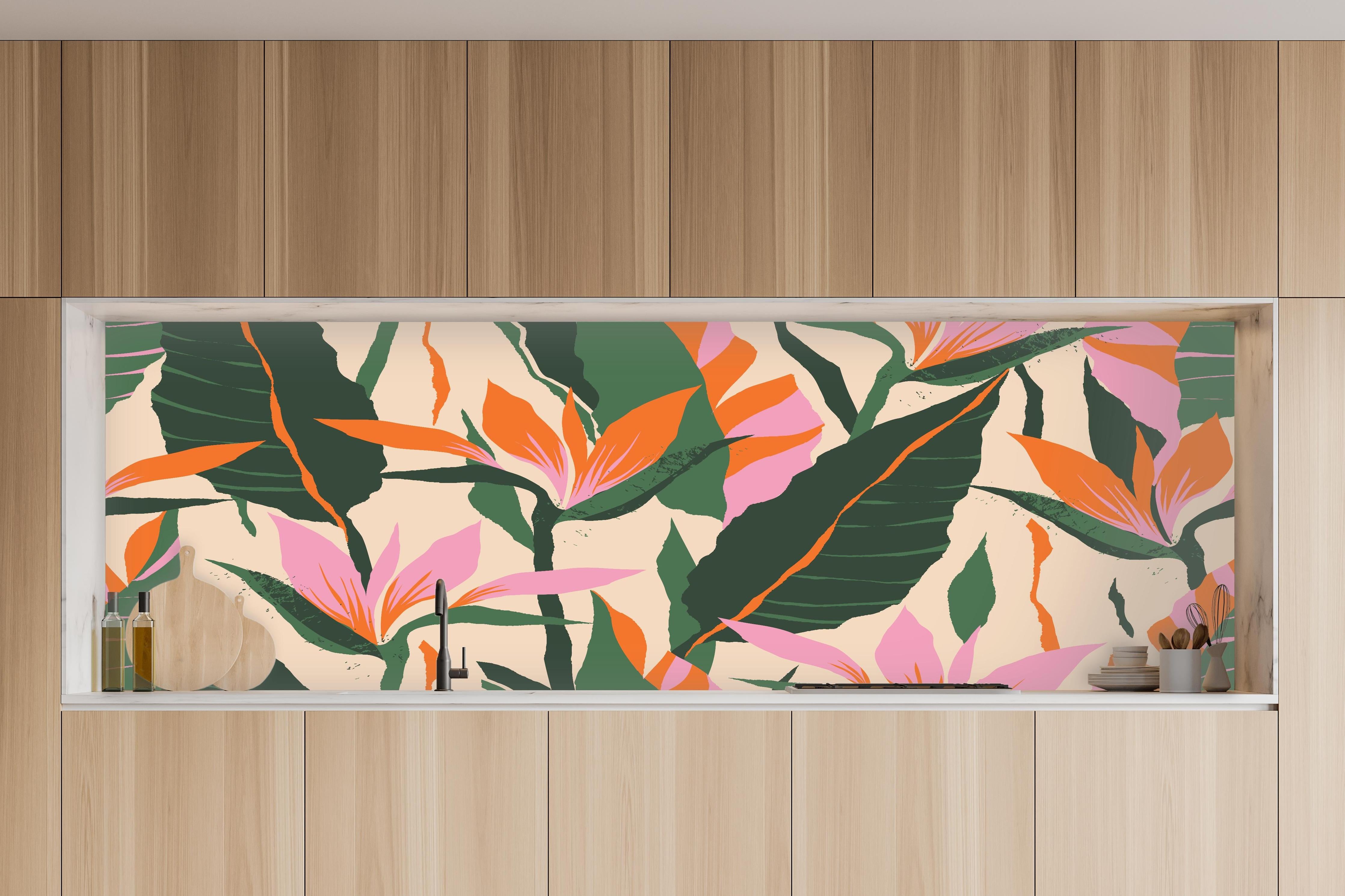 Küche - Strelitzia Tropische Blütenornamente in charakteristischer Vollholz-Küche mit modernem Gasherd