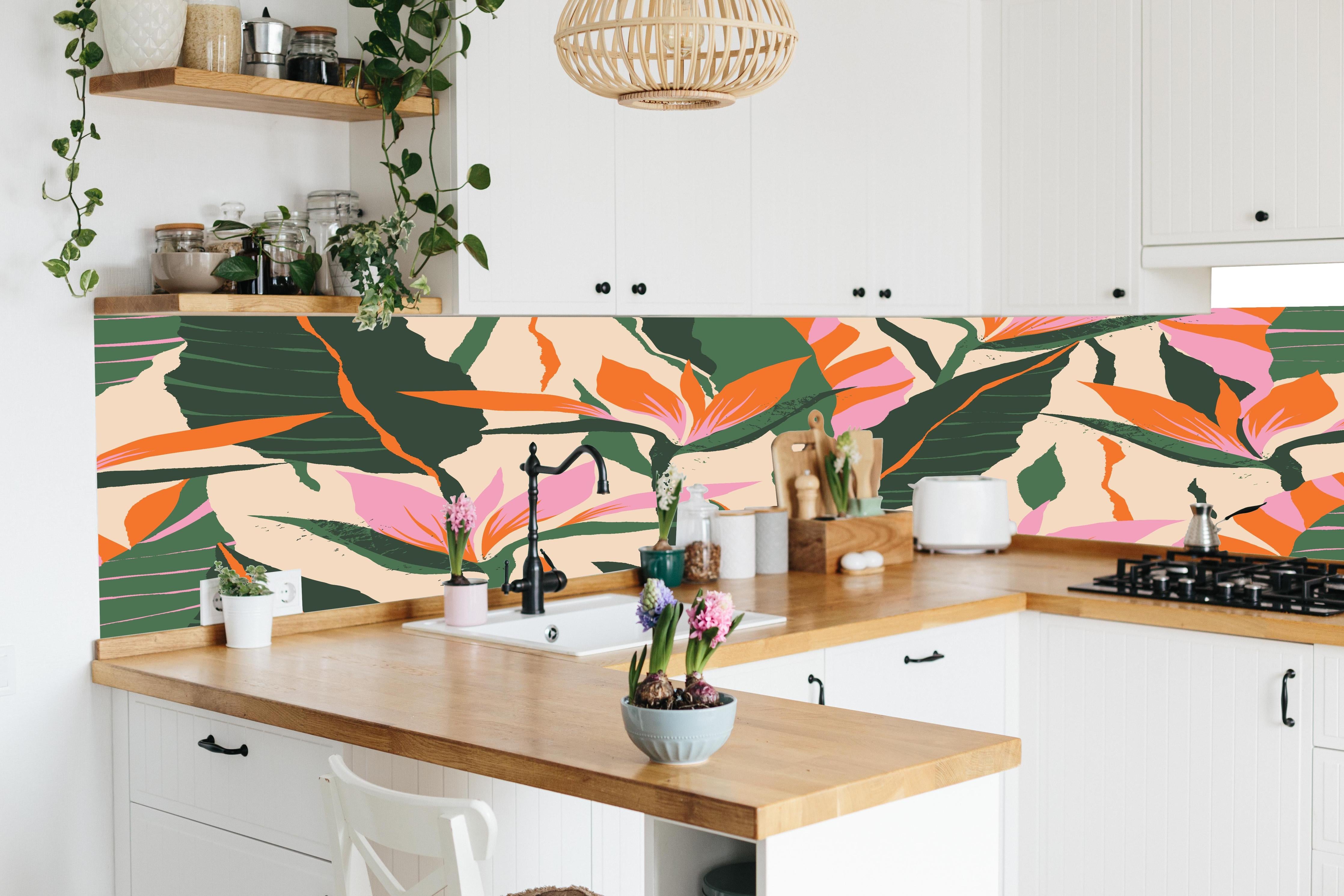 Küche - Strelitzia Tropische Blütenornamente in lebendiger Küche mit bunten Blumen
