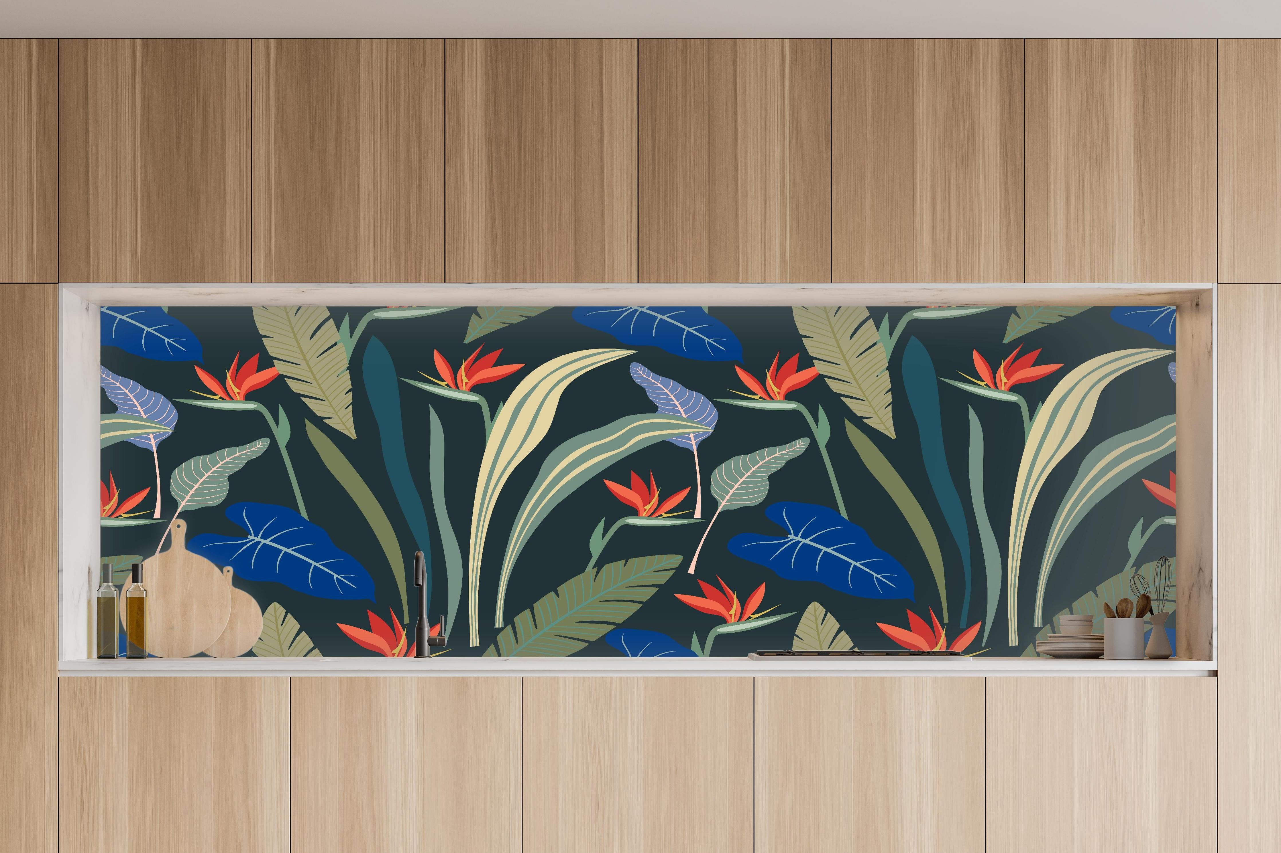 Küche - Strelitzia Tropische Blütenpracht in charakteristischer Vollholz-Küche mit modernem Gasherd