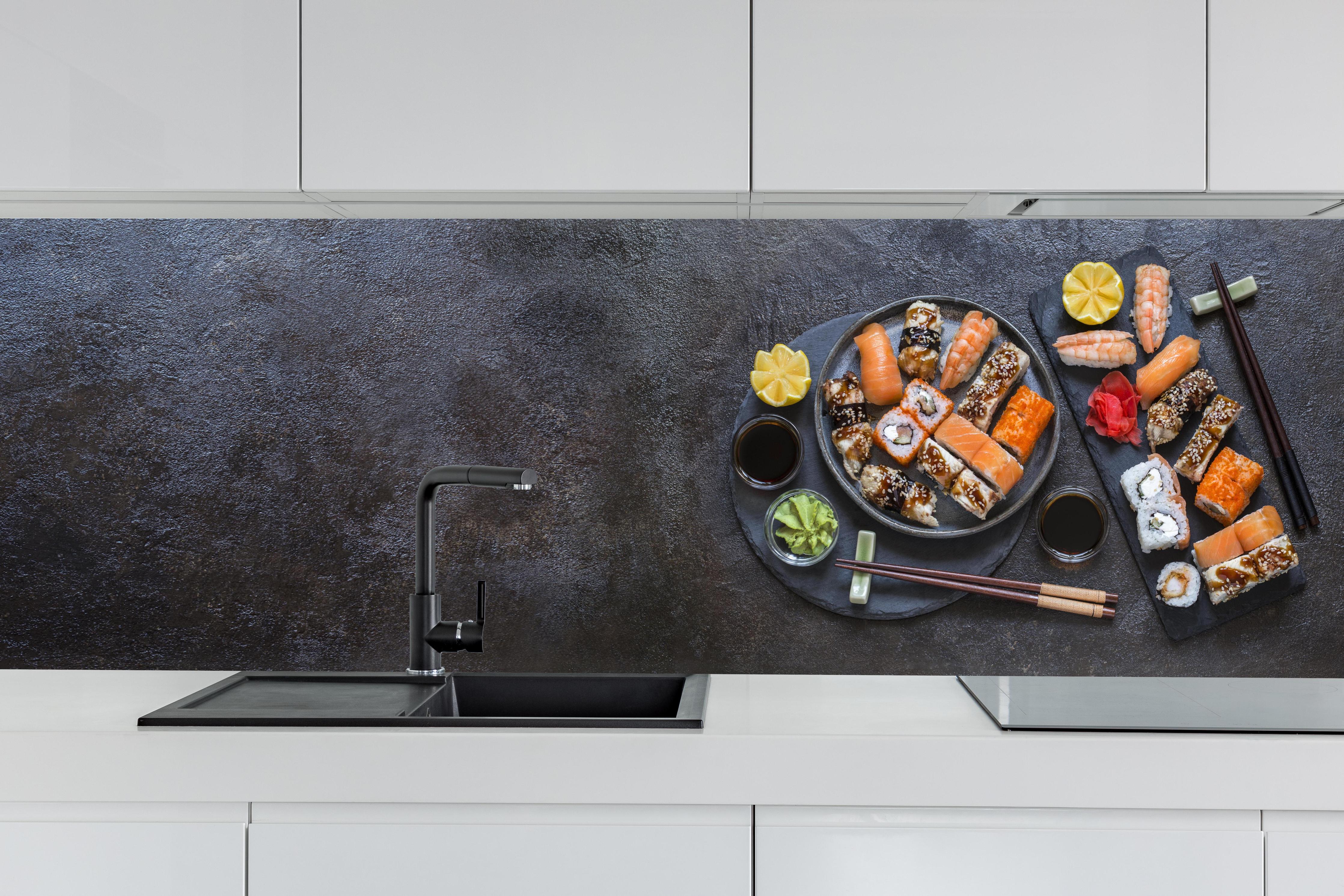 Küche - Sushi-Platte Schwarz-Orange hinter weißen Hochglanz-Küchenregalen und schwarzem Wasserhahn