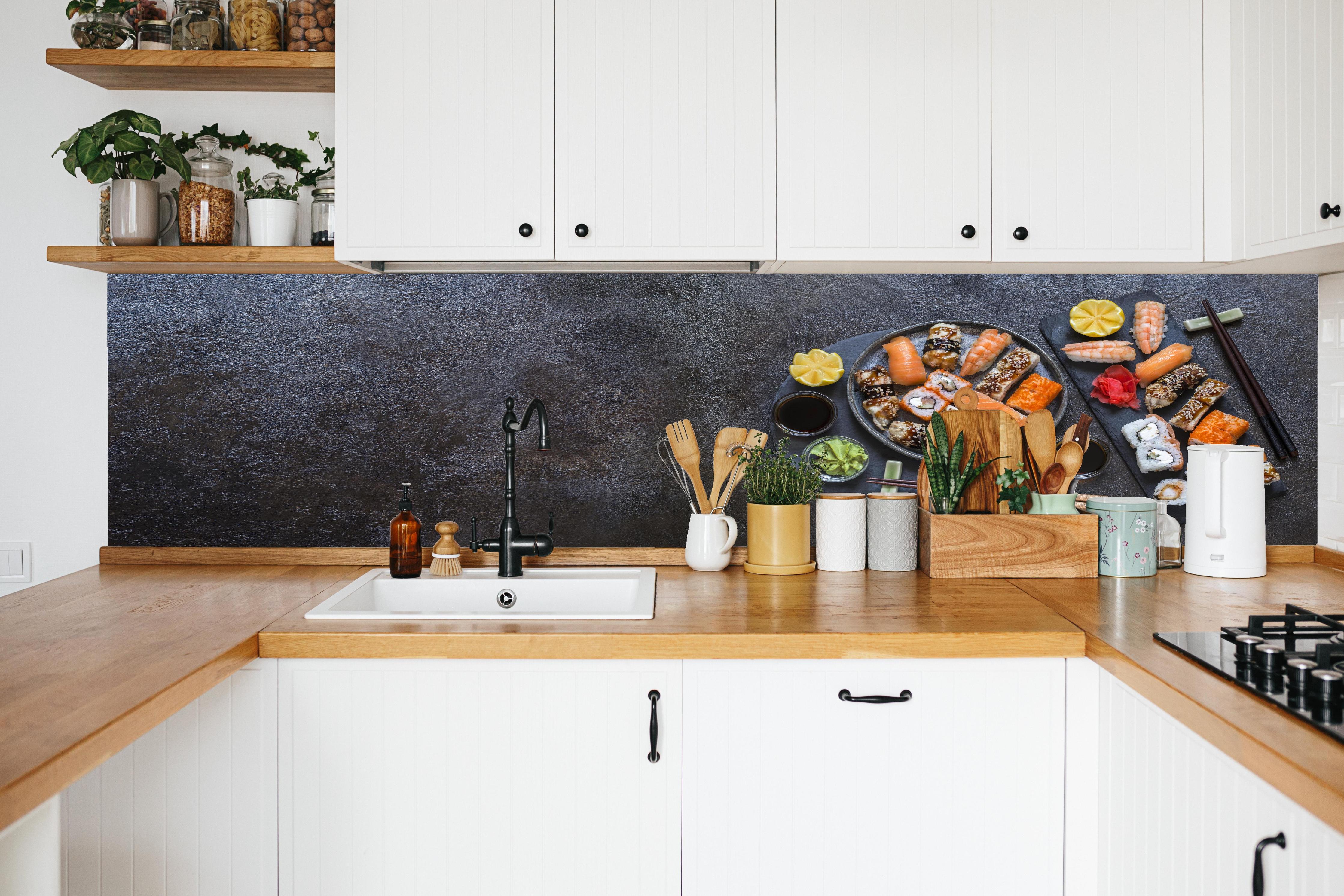 Küche - Sushi-Platte Schwarz-Orange in weißer Küche hinter Gewürzen und Kochlöffeln aus Holz