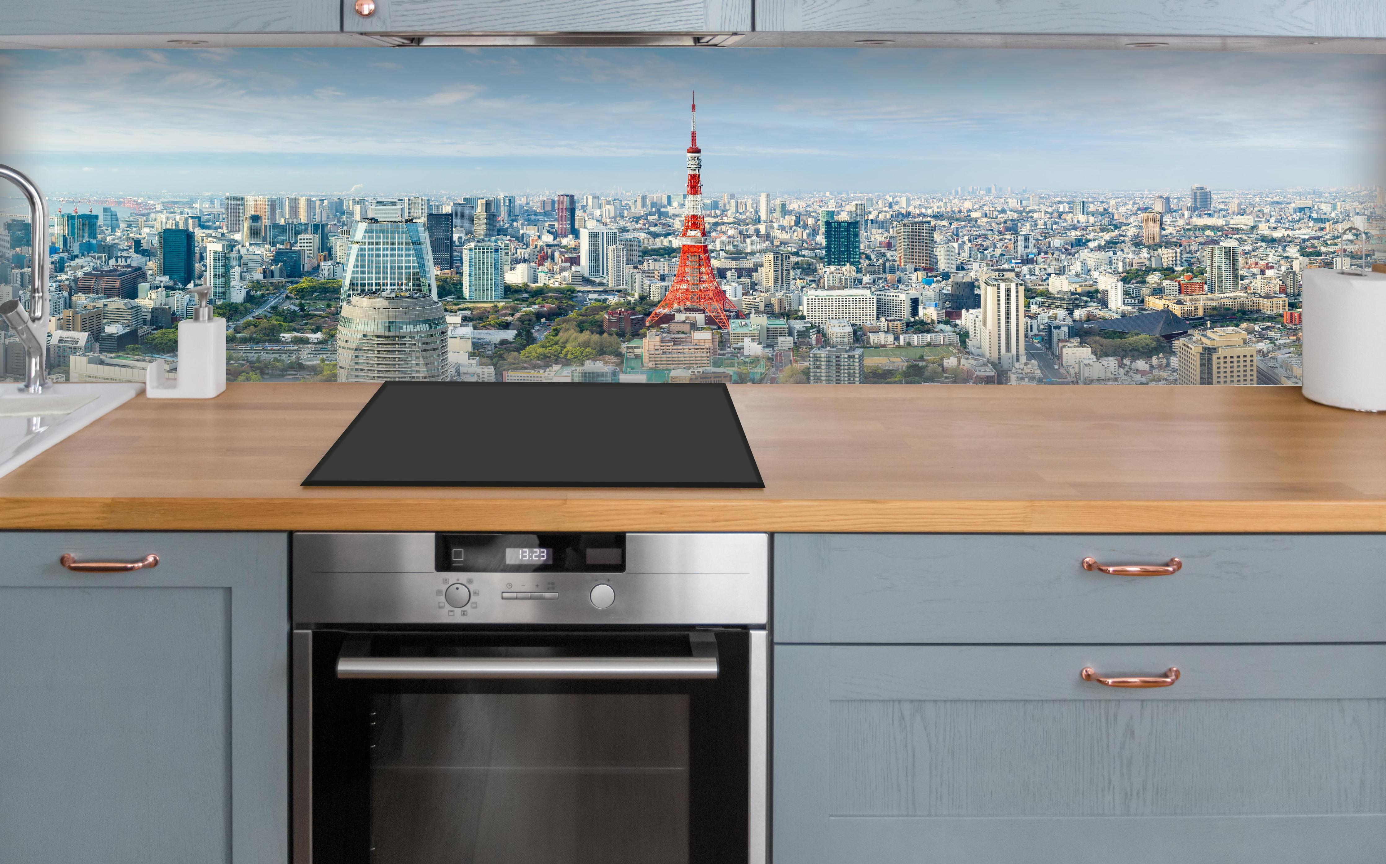 Küche - Tokio Skyline Rot-Blau über polierter Holzarbeitsplatte mit Cerankochfeld