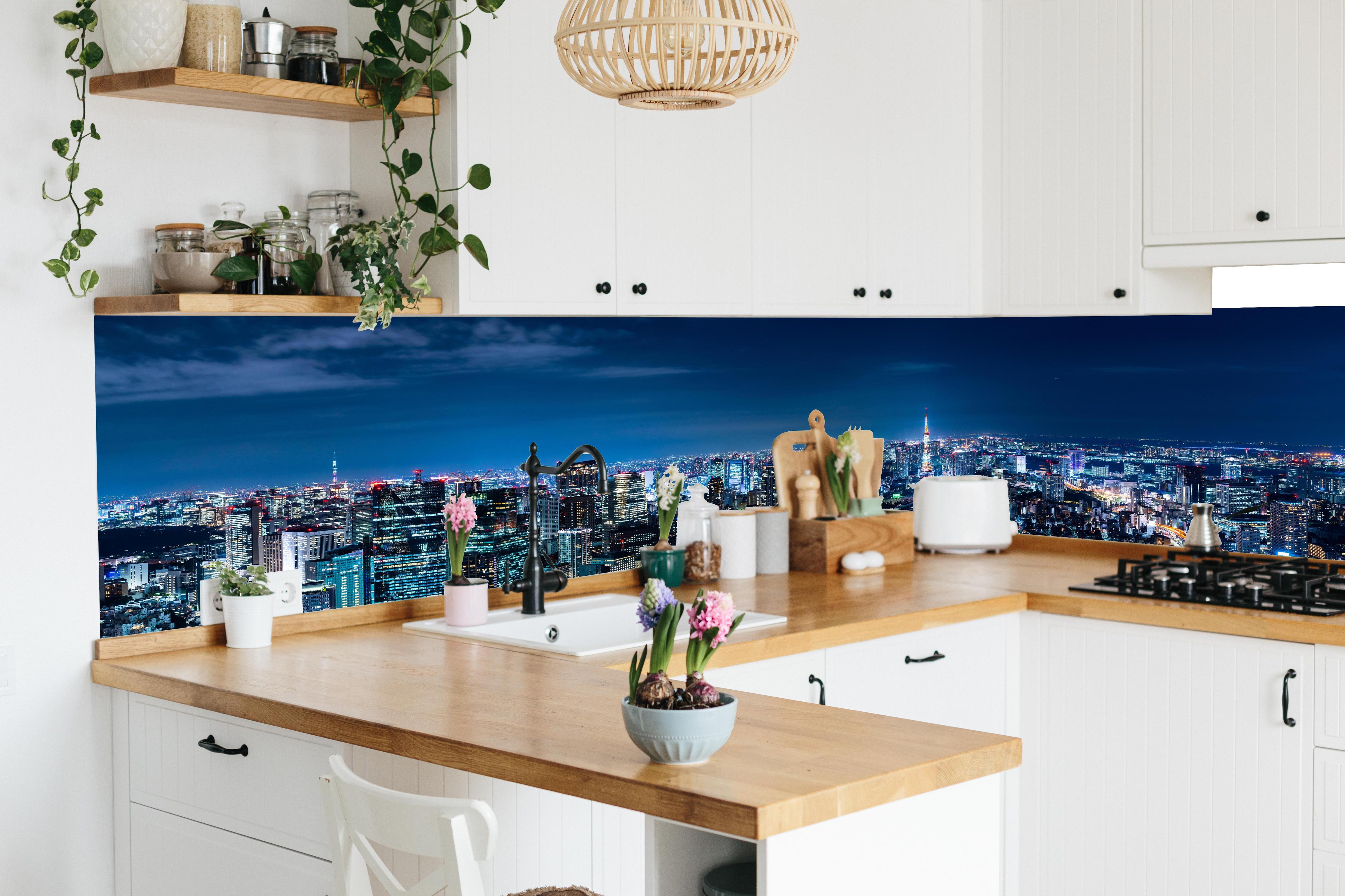 Küche - Tokio Skyline bei Nacht in lebendiger Küche mit bunten Blumen