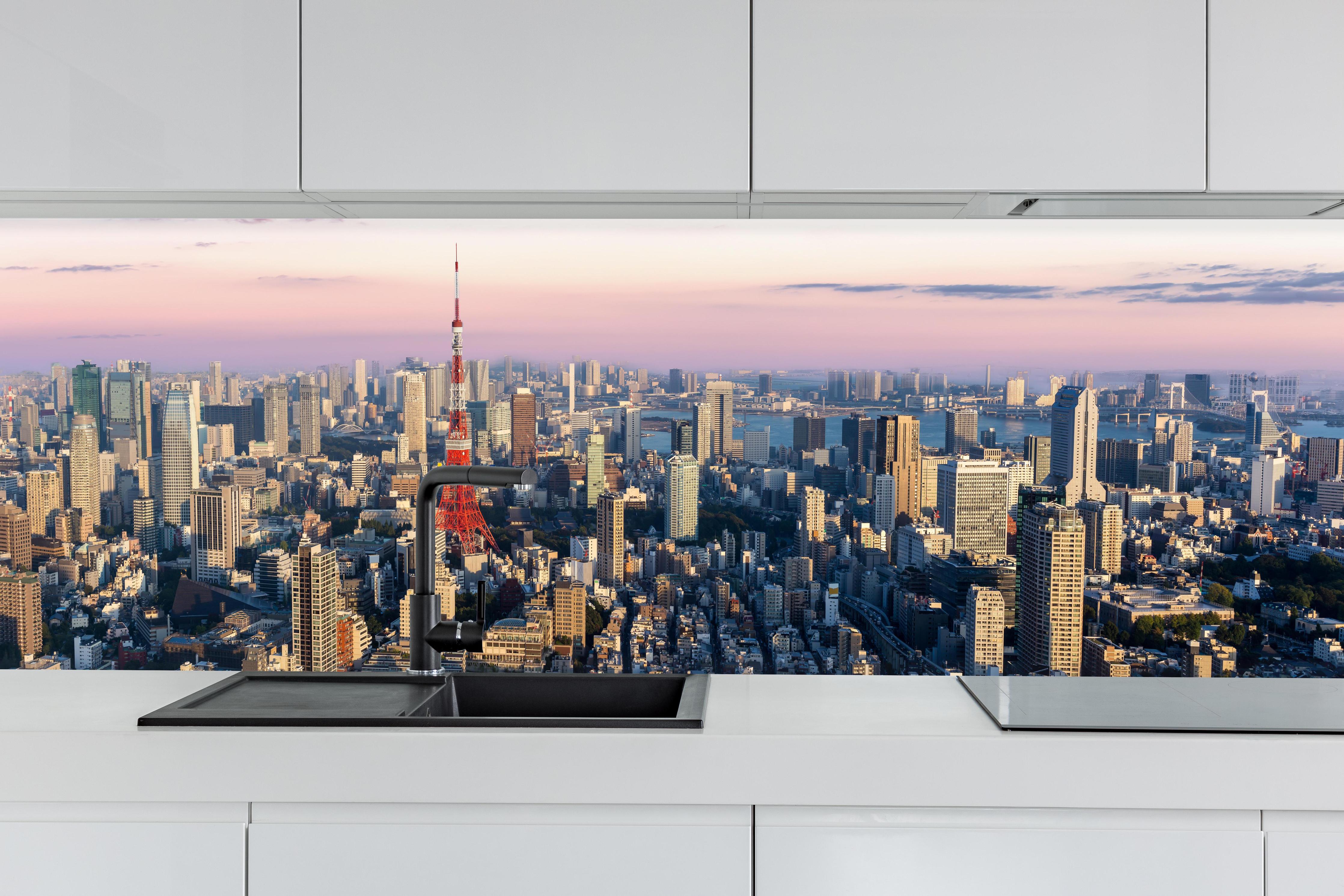 Küche - Tokio Skyline mit Tokyo Tower hinter weißen Hochglanz-Küchenregalen und schwarzem Wasserhahn