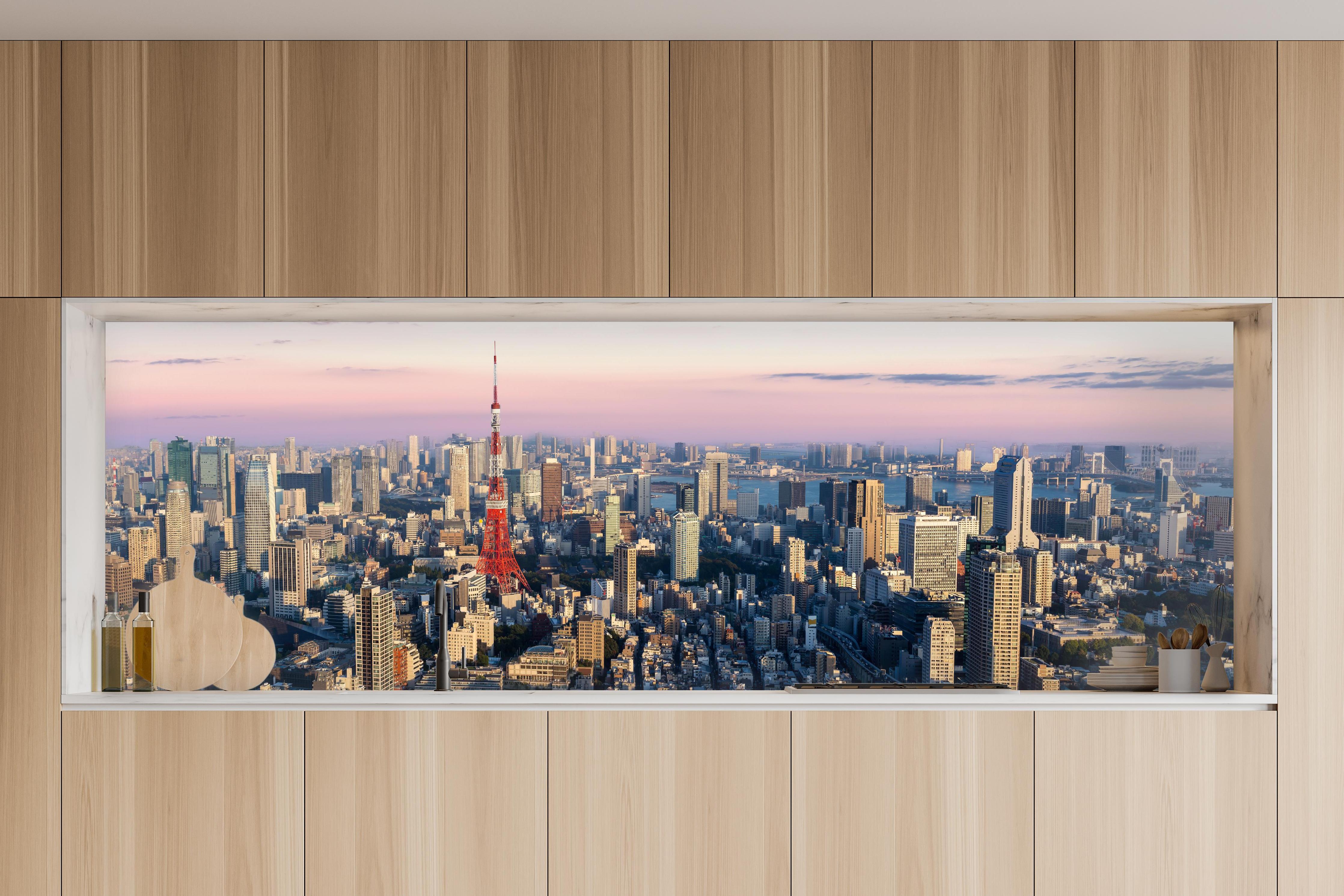 Küche - Tokio Skyline mit Tokyo Tower in charakteristischer Vollholz-Küche mit modernem Gasherd