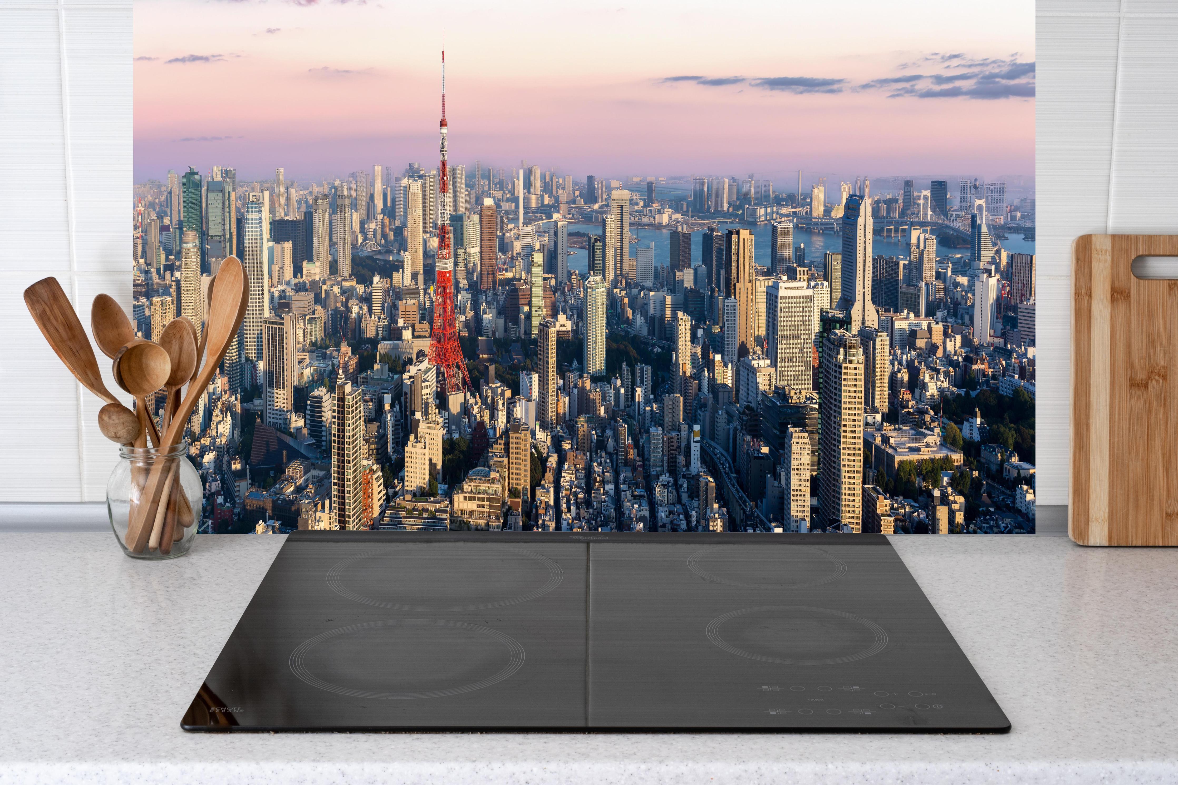 Küche - Tokio Skyline mit Tokyo Tower hinter Cerankochfeld und Holz-Kochutensilien