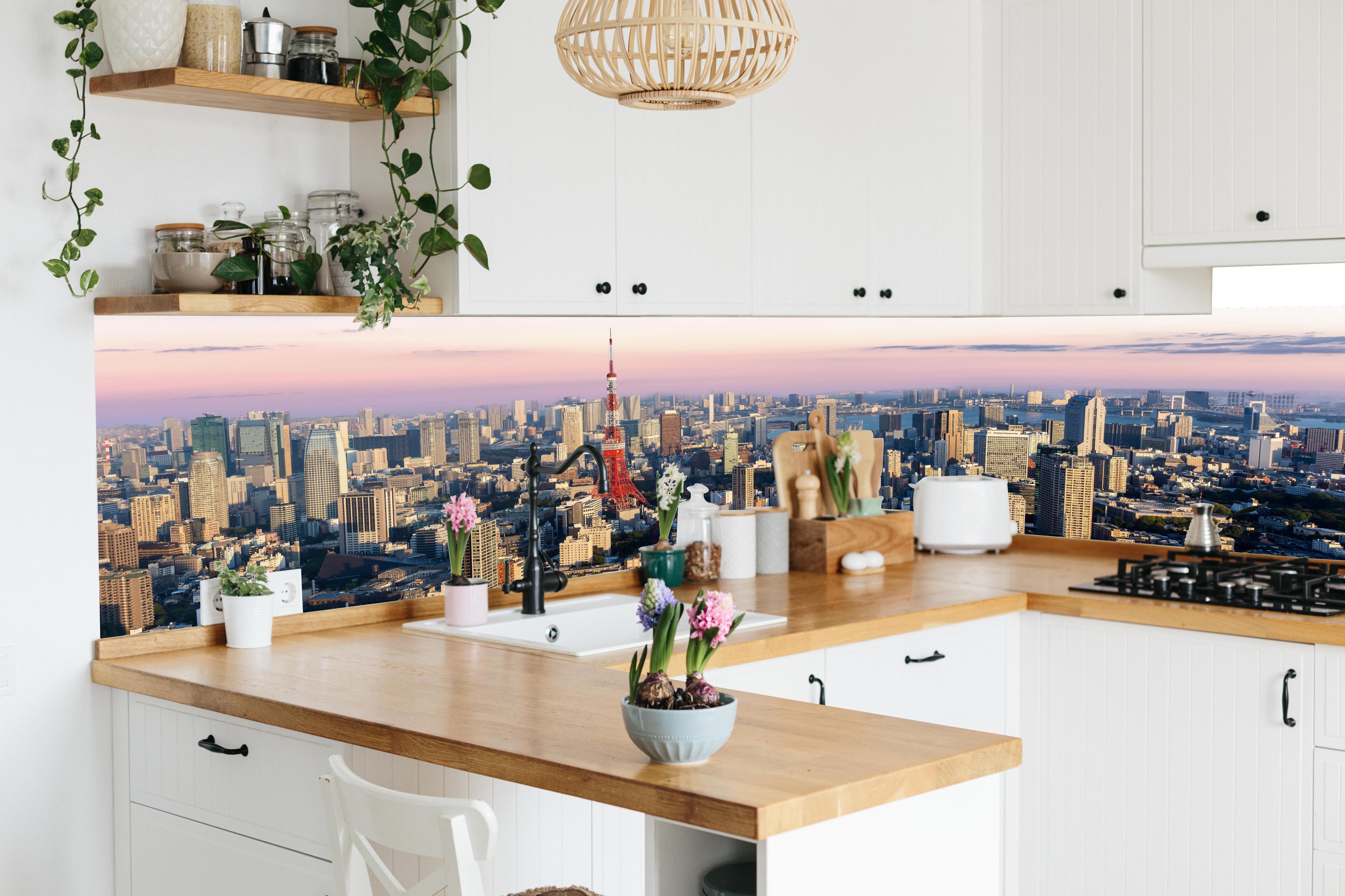 Küche - Tokio Skyline mit Tokyo Tower in lebendiger Küche mit bunten Blumen