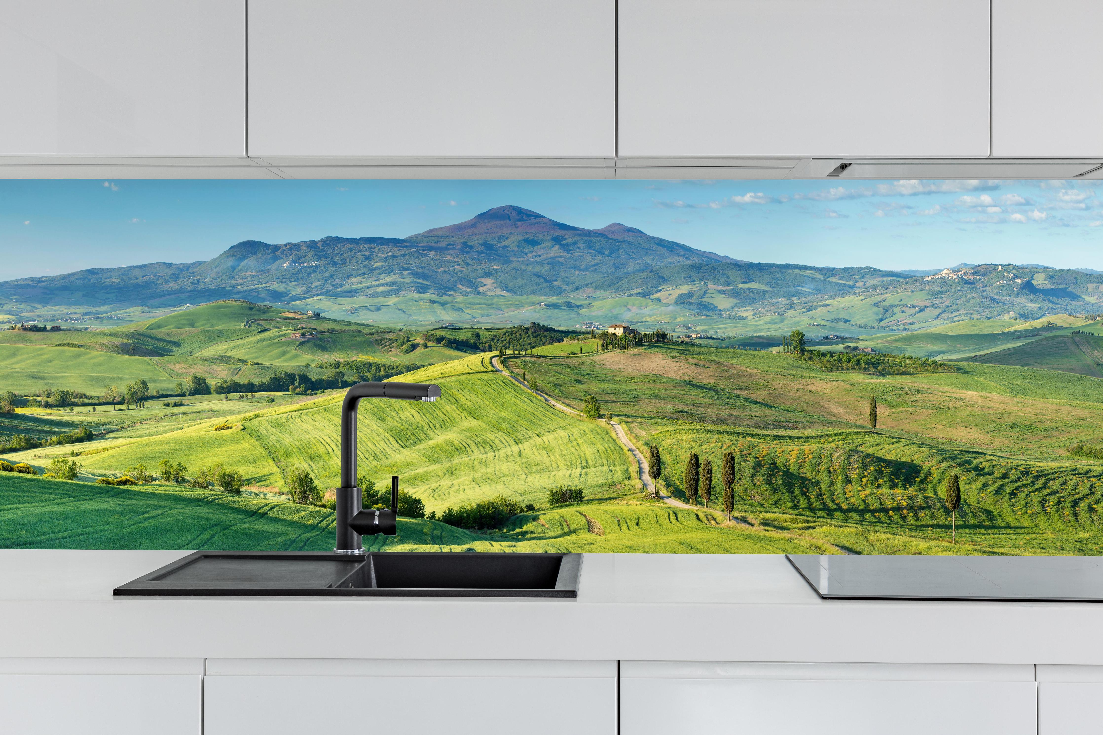 Küche - Toskana Hügel Panorama hinter weißen Hochglanz-Küchenregalen und schwarzem Wasserhahn