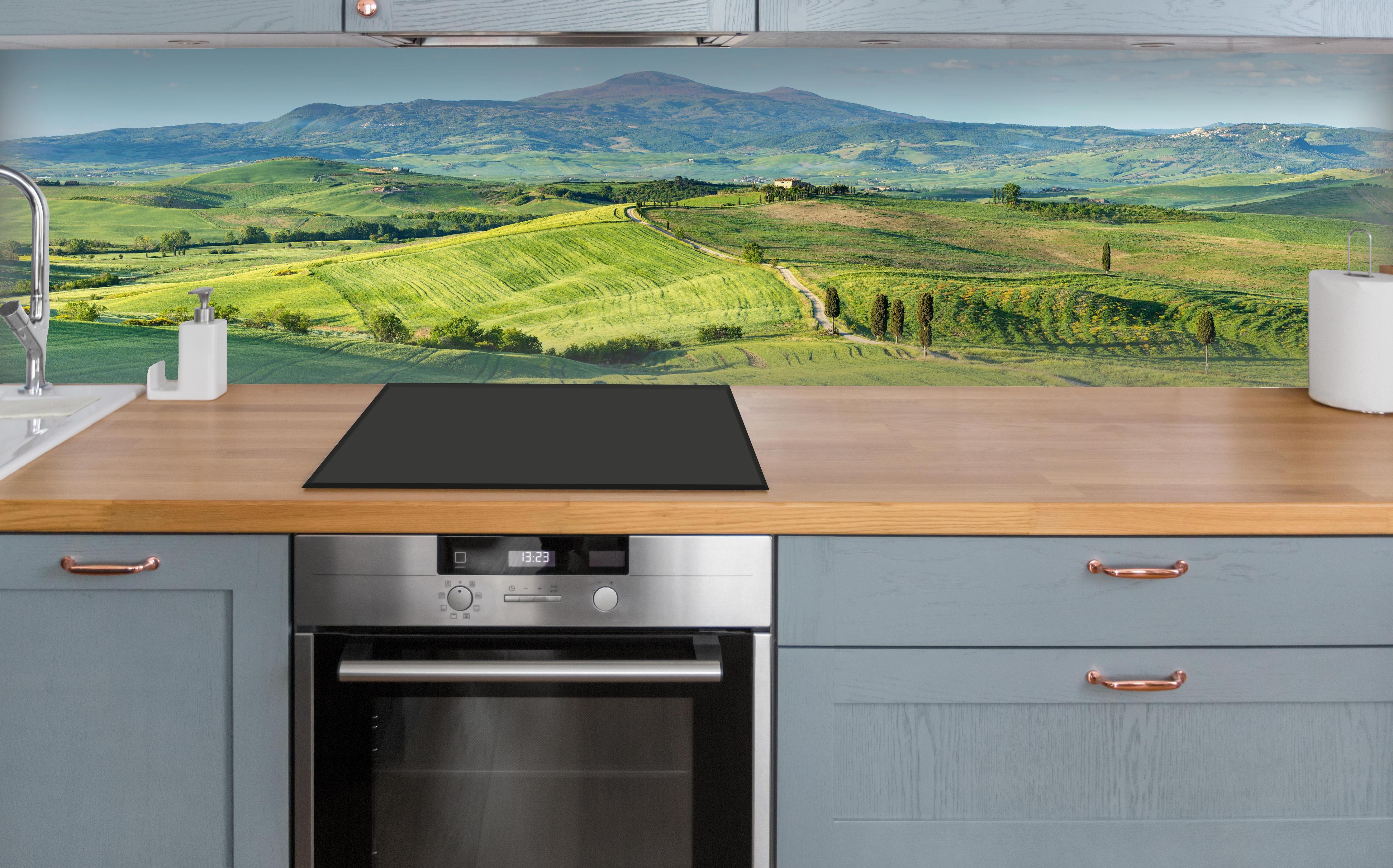 Küche - Toskana Hügel Panorama über polierter Holzarbeitsplatte mit Cerankochfeld