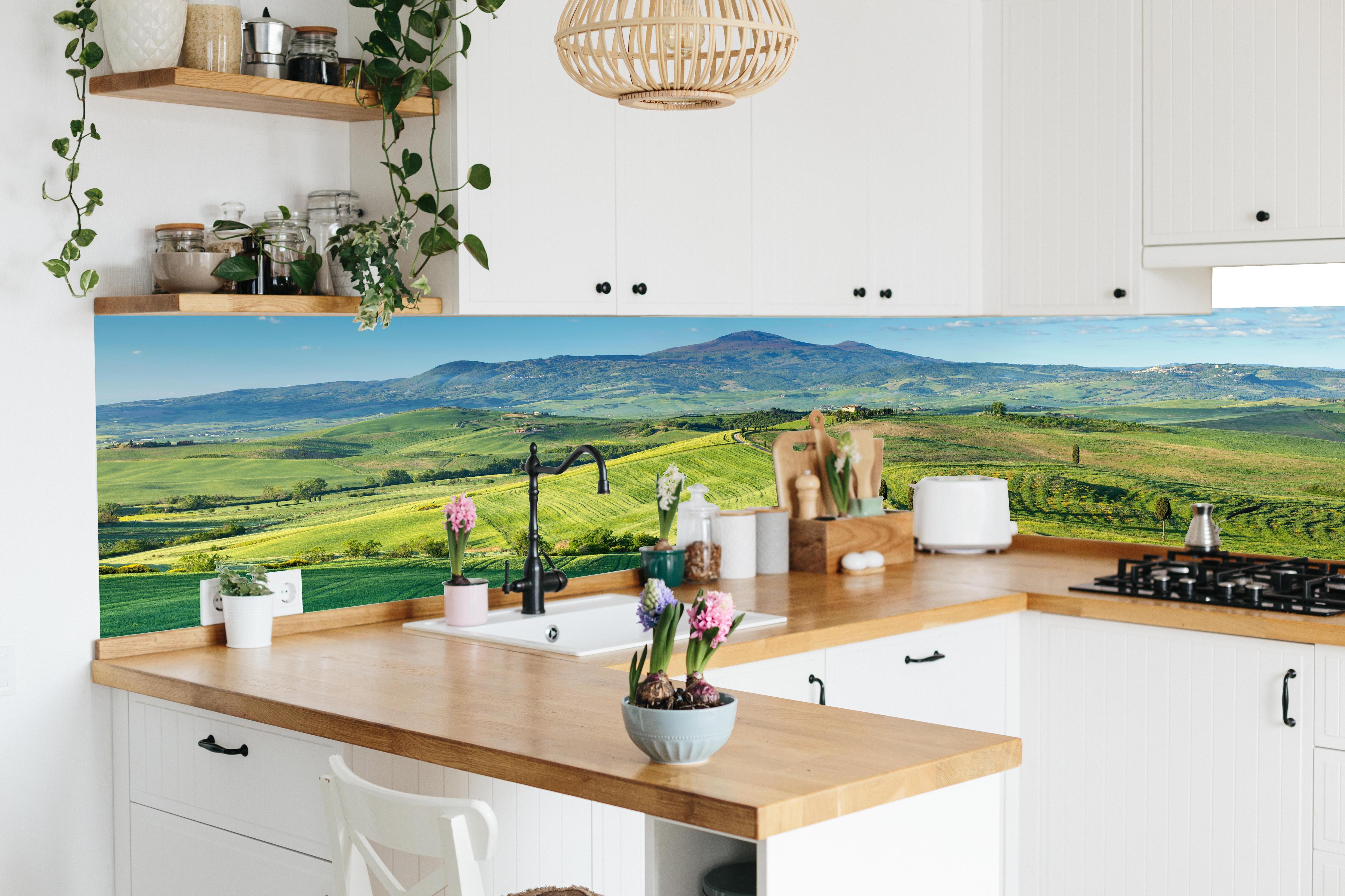 Küche - Toskana Hügel Panorama in lebendiger Küche mit bunten Blumen