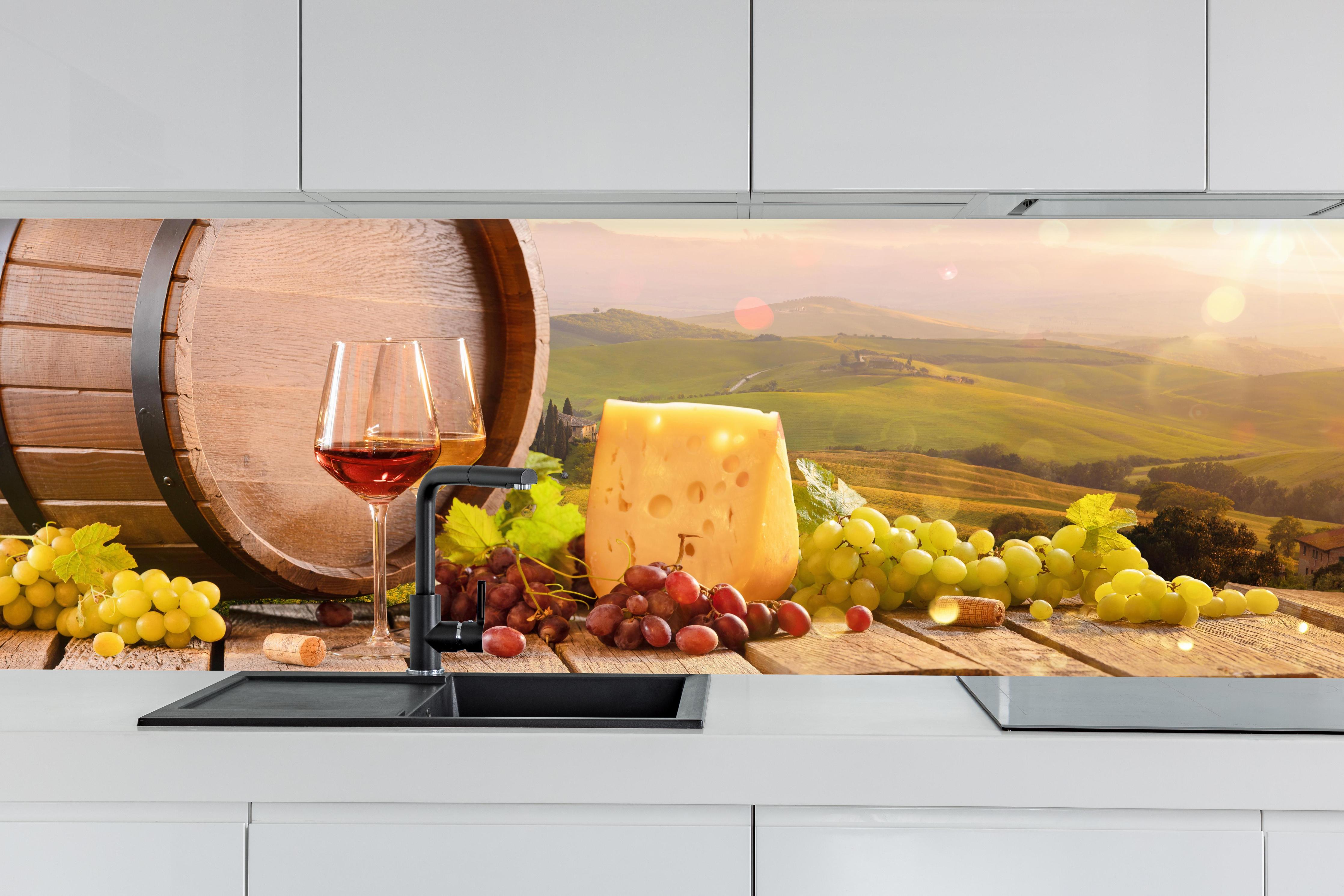 Küche - Toskana Wein & Käse Stillleben hinter weißen Hochglanz-Küchenregalen und schwarzem Wasserhahn