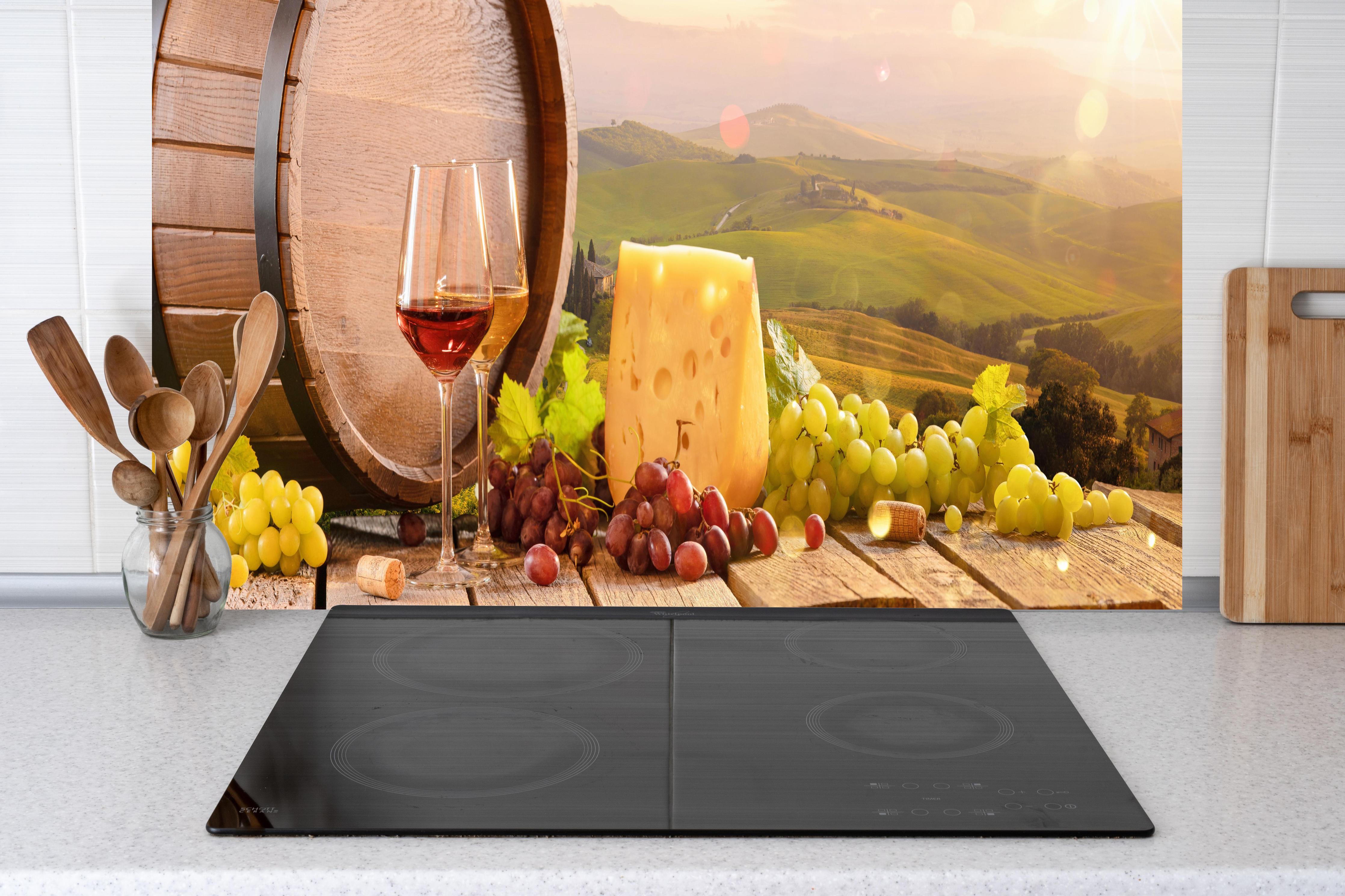 Küche - Toskana Wein & Käse Stillleben hinter Cerankochfeld und Holz-Kochutensilien