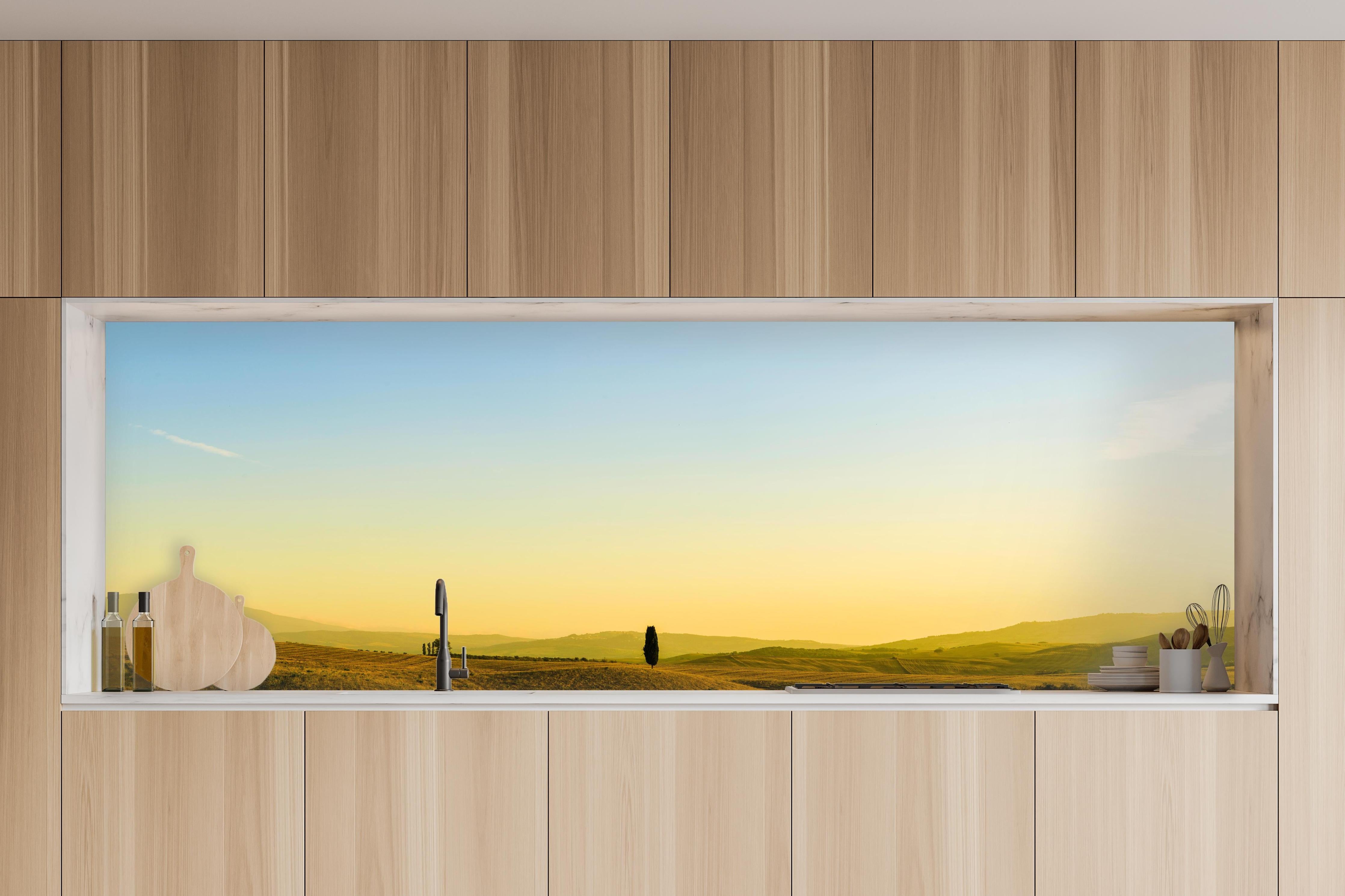 Küche - Toskanische Hügel im Abendlicht in charakteristischer Vollholz-Küche mit modernem Gasherd