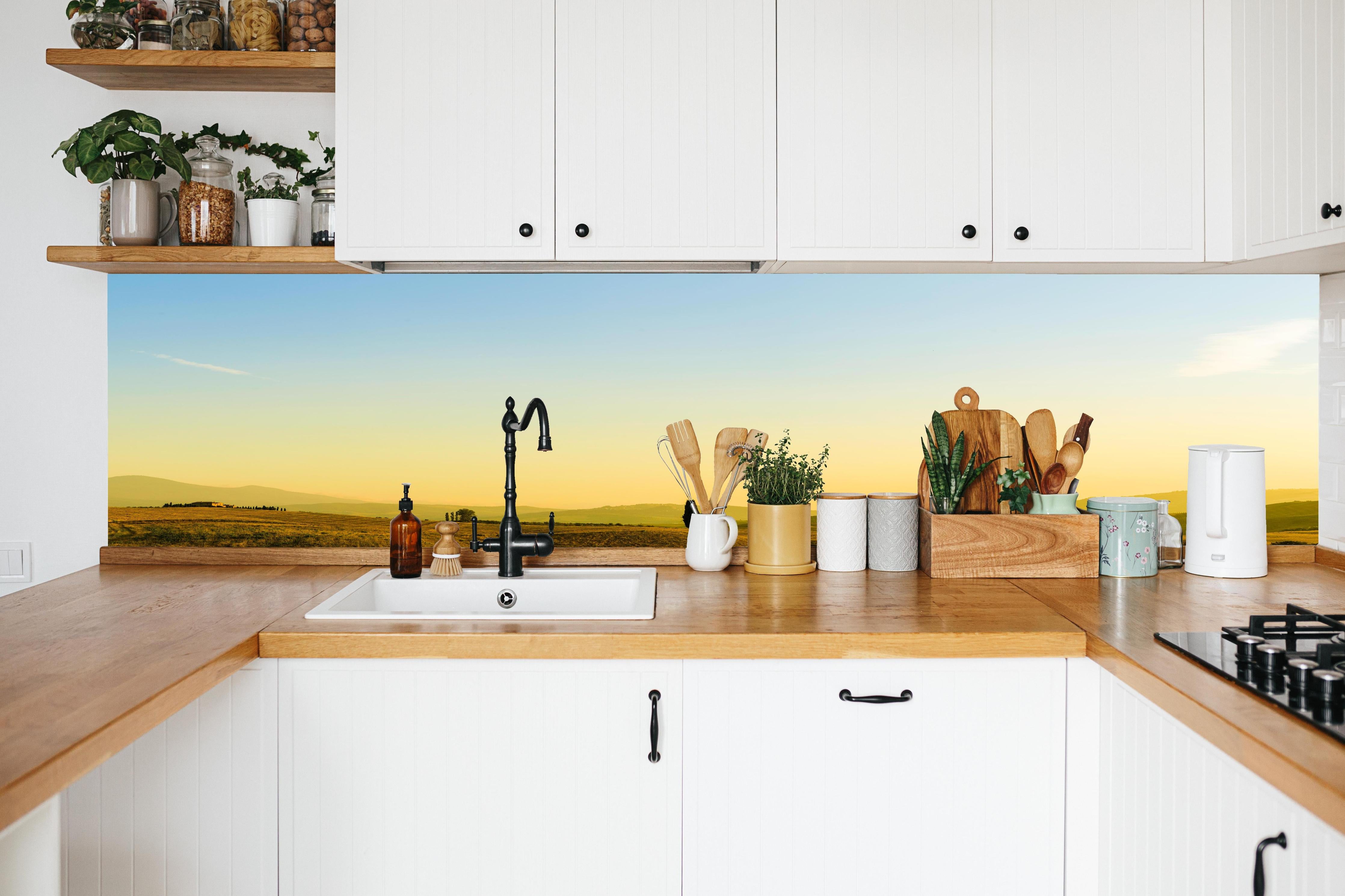 Küche - Toskanische Hügel im Abendlicht in weißer Küche hinter Gewürzen und Kochlöffeln aus Holz