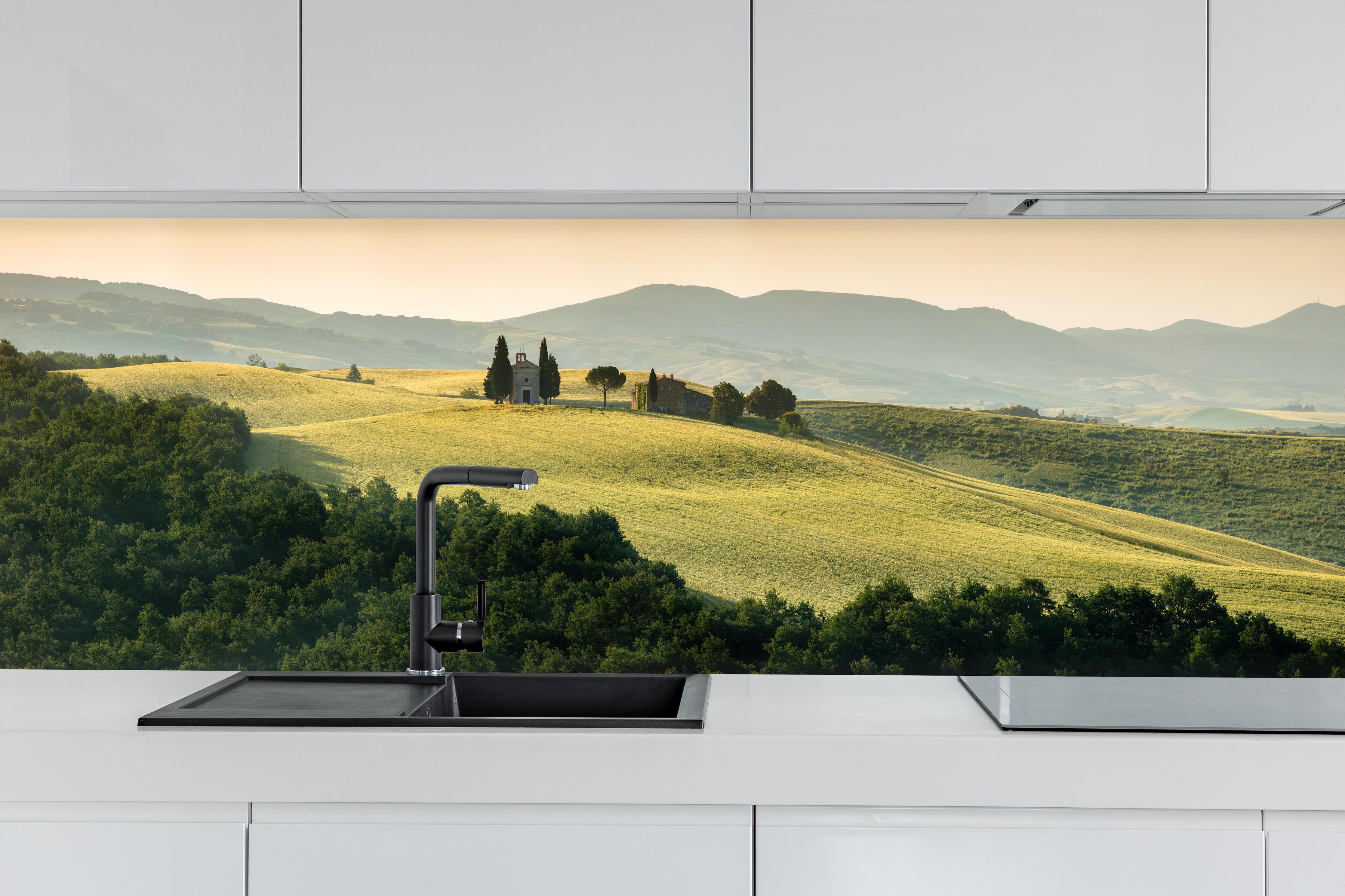 Küche - Toskanische Hügel in Goldgrün hinter weißen Hochglanz-Küchenregalen und schwarzem Wasserhahn