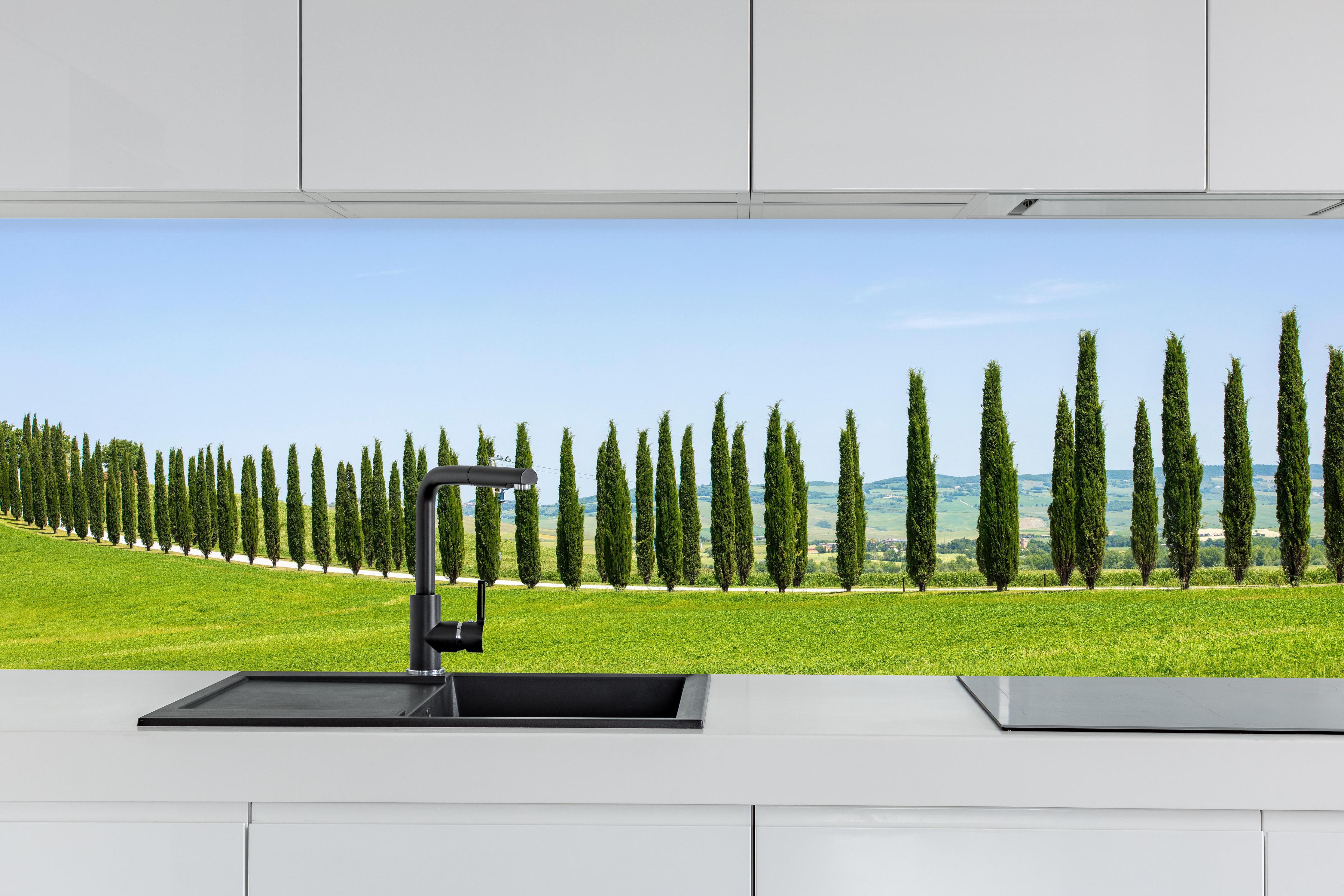 Küche - Toskanische Zypressenallee hinter weißen Hochglanz-Küchenregalen und schwarzem Wasserhahn