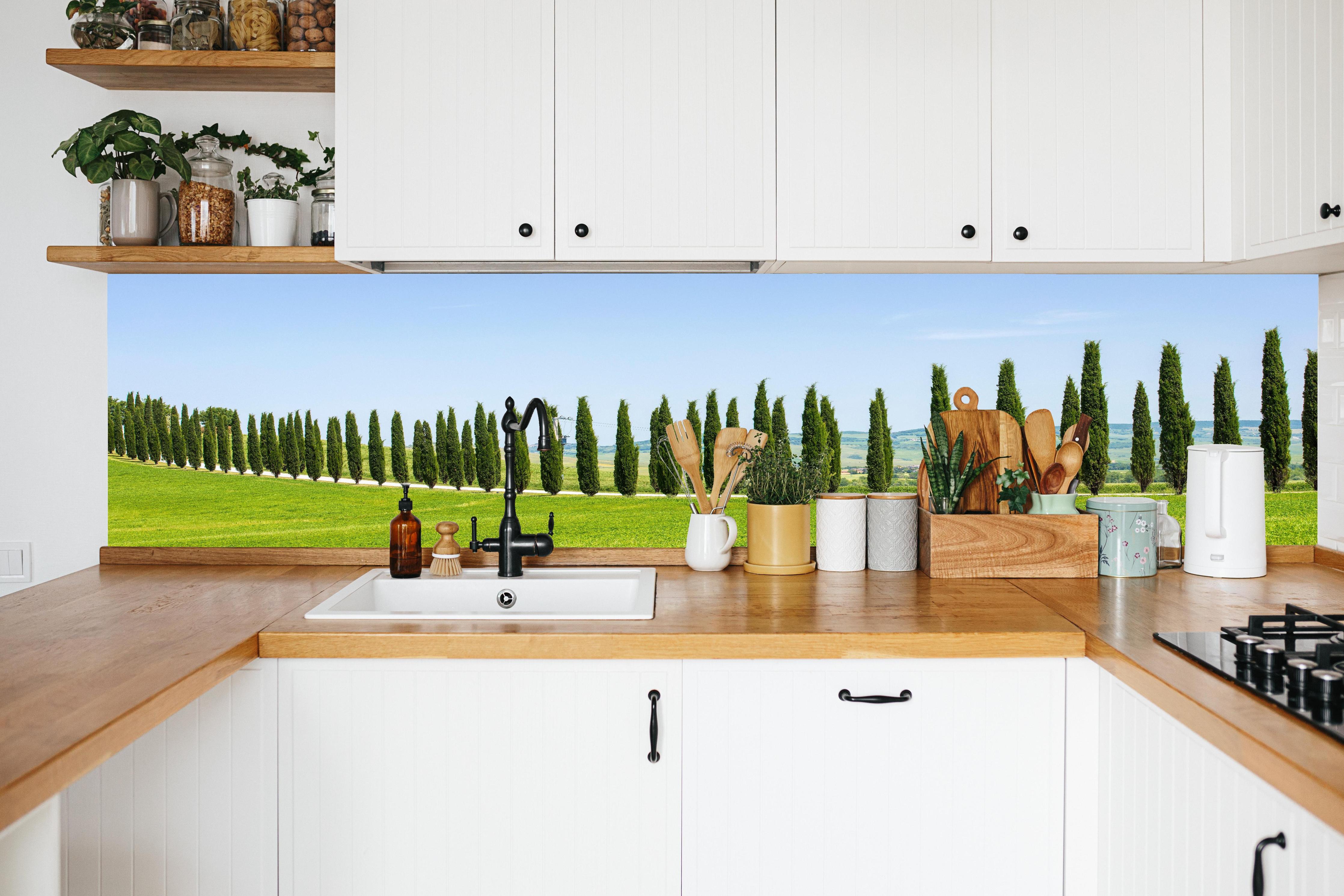 Küche - Toskanische Zypressenallee in weißer Küche hinter Gewürzen und Kochlöffeln aus Holz