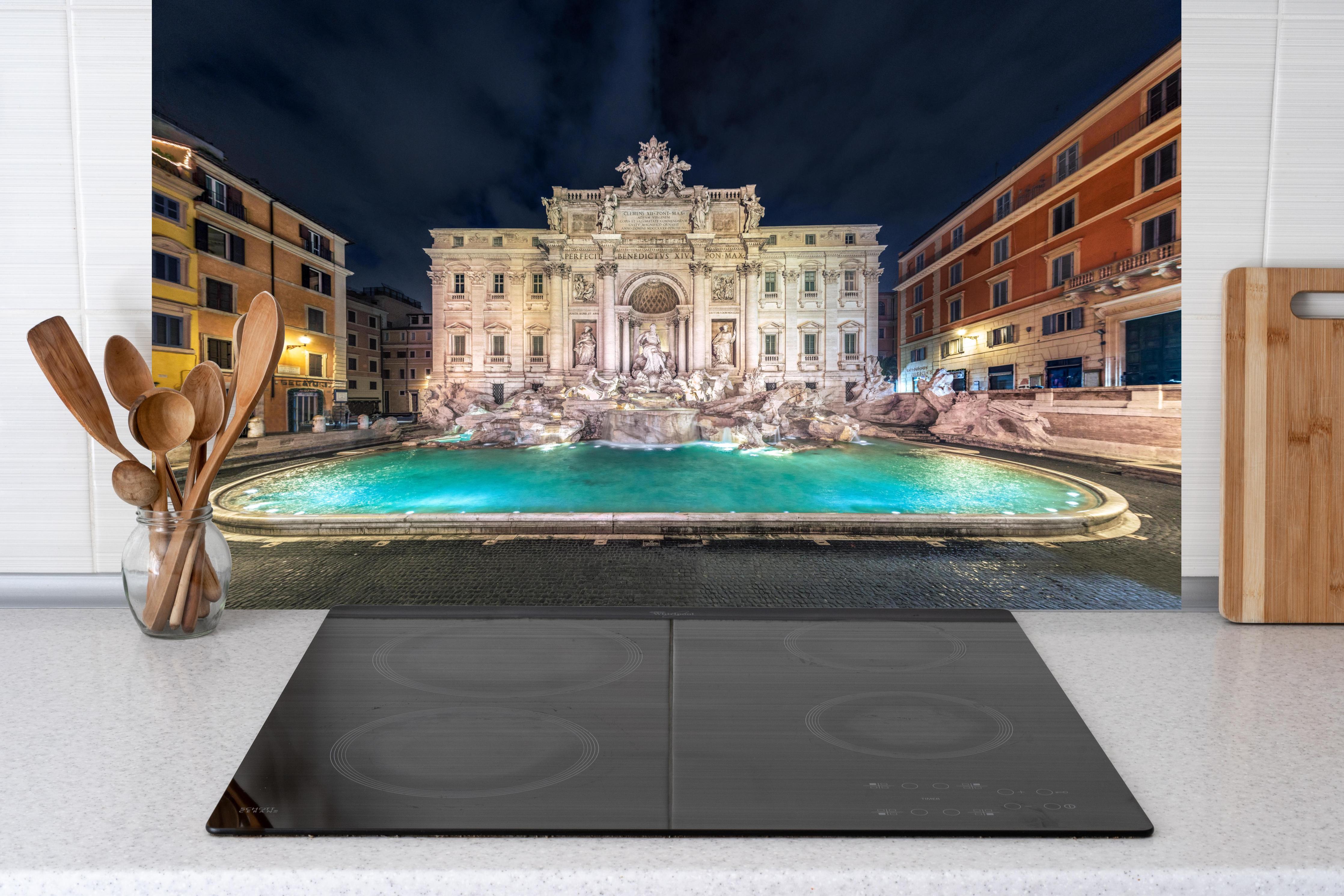 Küche - Trevi-Brunnen Nacht Türkis-Beige hinter Cerankochfeld und Holz-Kochutensilien