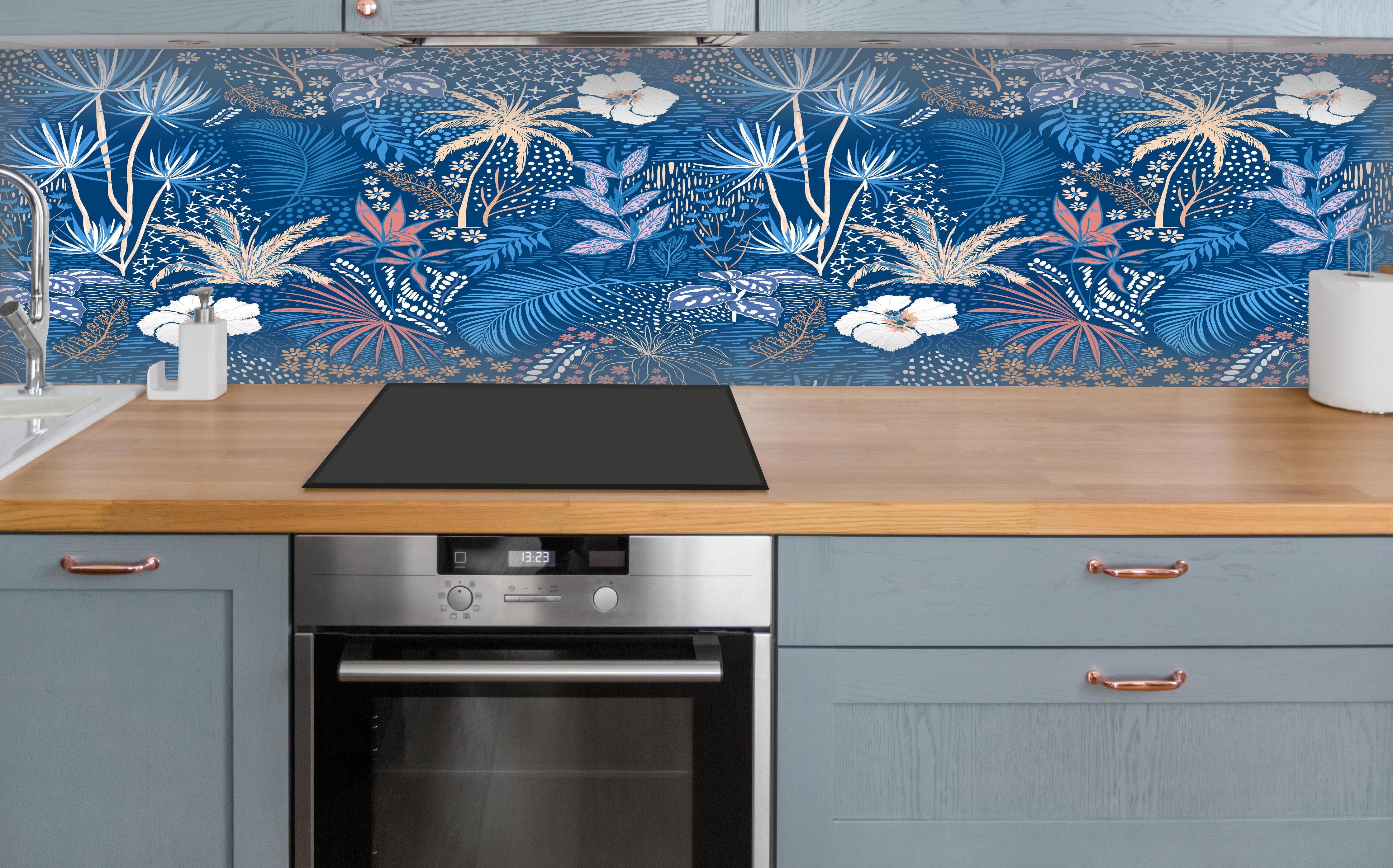 Küche - Tropische Azurblätter über polierter Holzarbeitsplatte mit Cerankochfeld