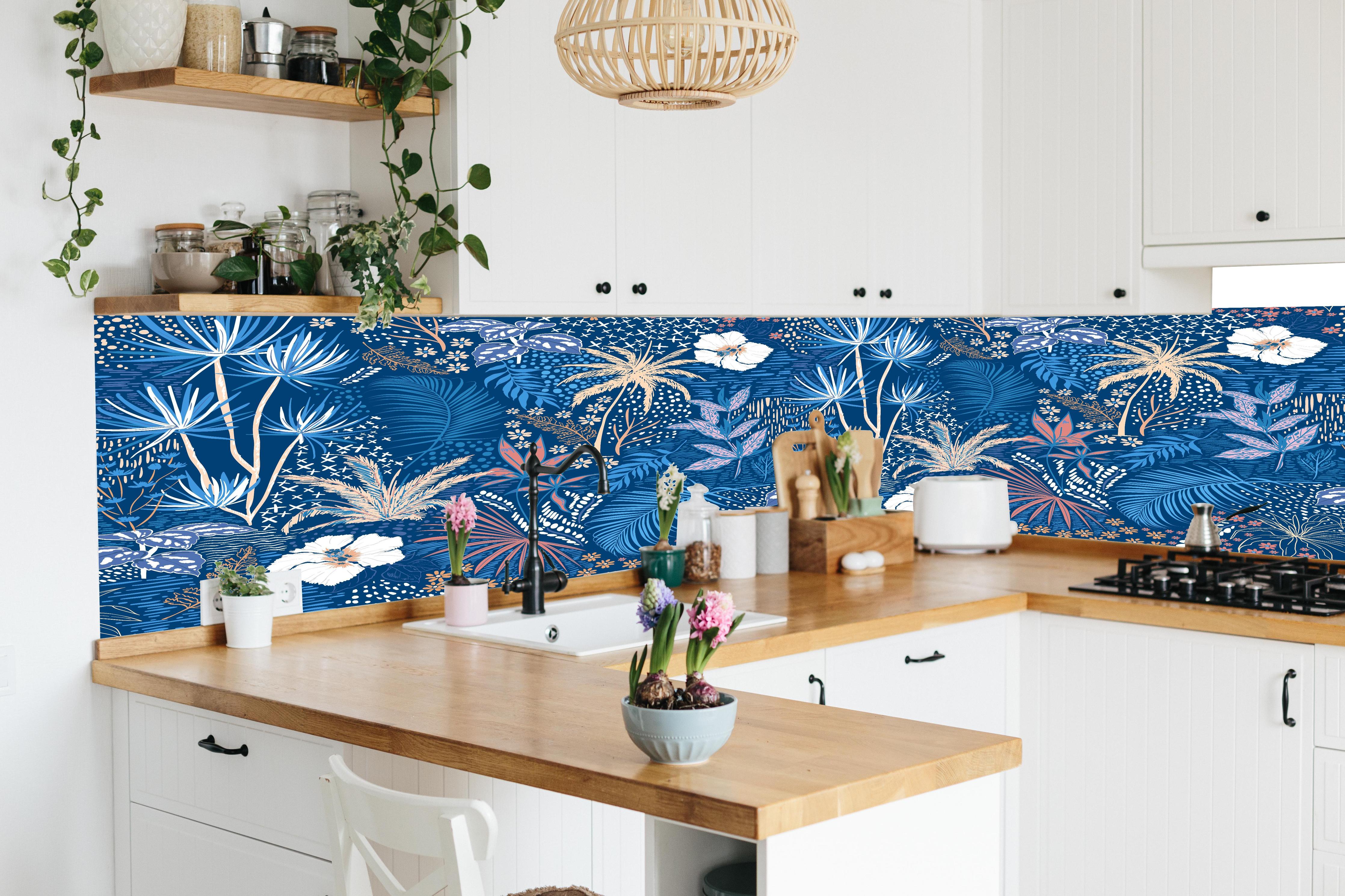 Küche - Tropische Azurblätter in lebendiger Küche mit bunten Blumen